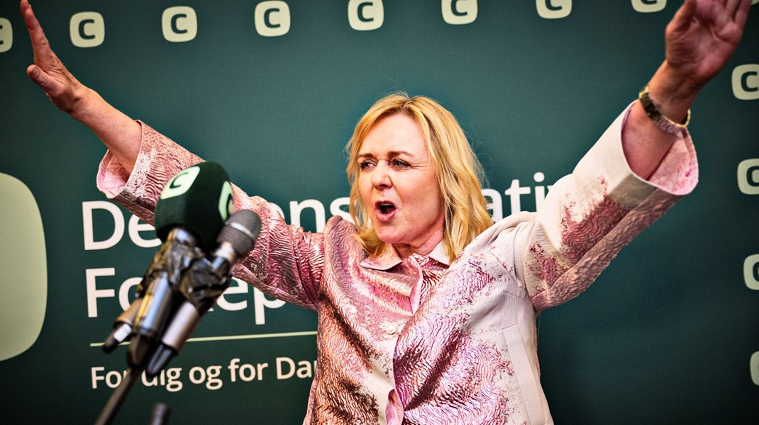 Der er god grund til jubel hos de Konservative, der i kølvandet på sidste måneds kommunalvalgssucces nu også kan bryste sig af at have en af de mest populære partiledere. På billedet jubler Mona Juul over, at K fik et mandat til europaparlamentsvalget i 2024.&nbsp;