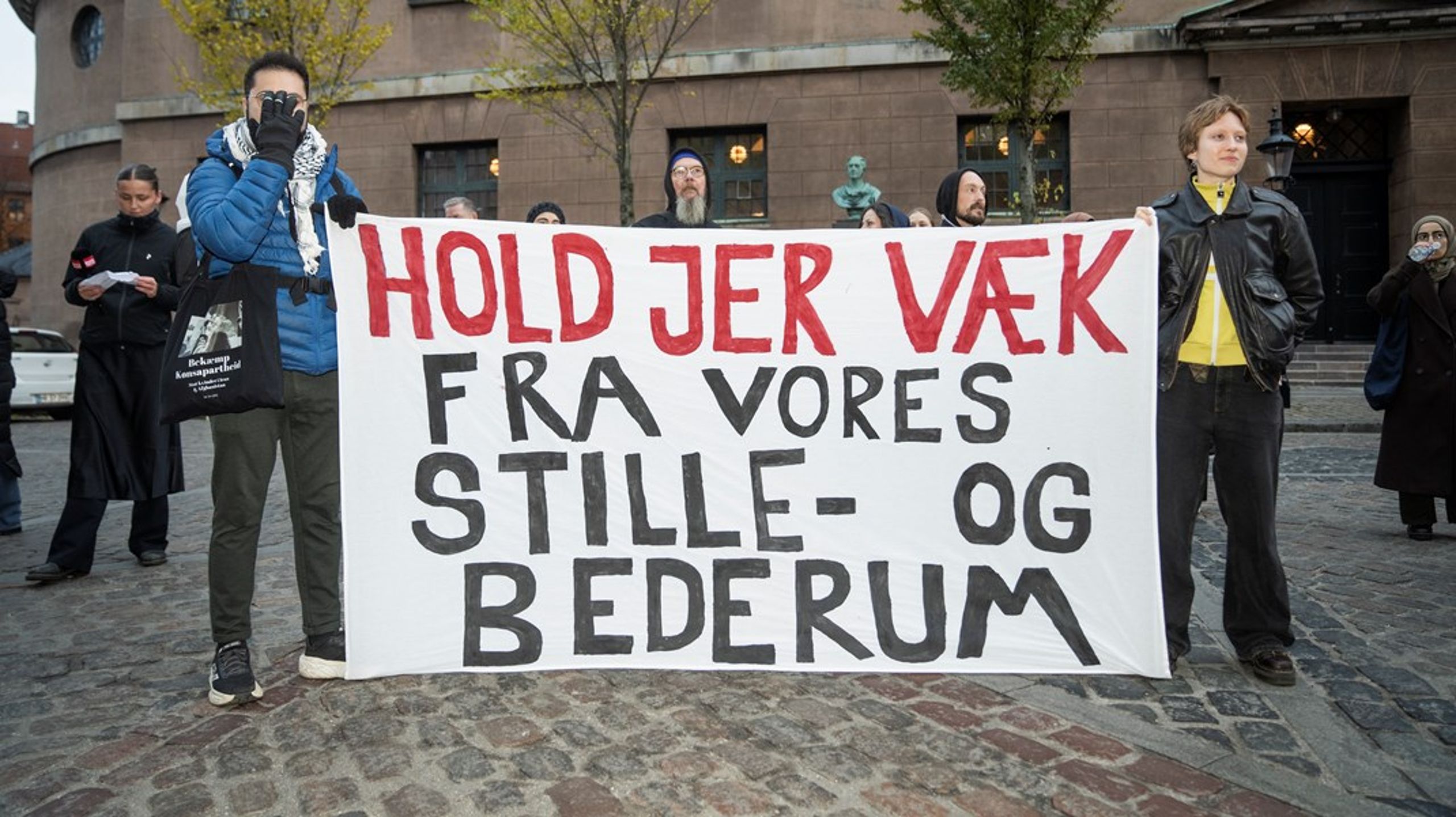 Jeg vil anbefale ledelsen at genoverveje beslutningen om lukningen af institutionens bederum og se på trivsel for både sekulære og mere religiøst orienterede studerende og medarbejdere, skriver Nik Bredholt.