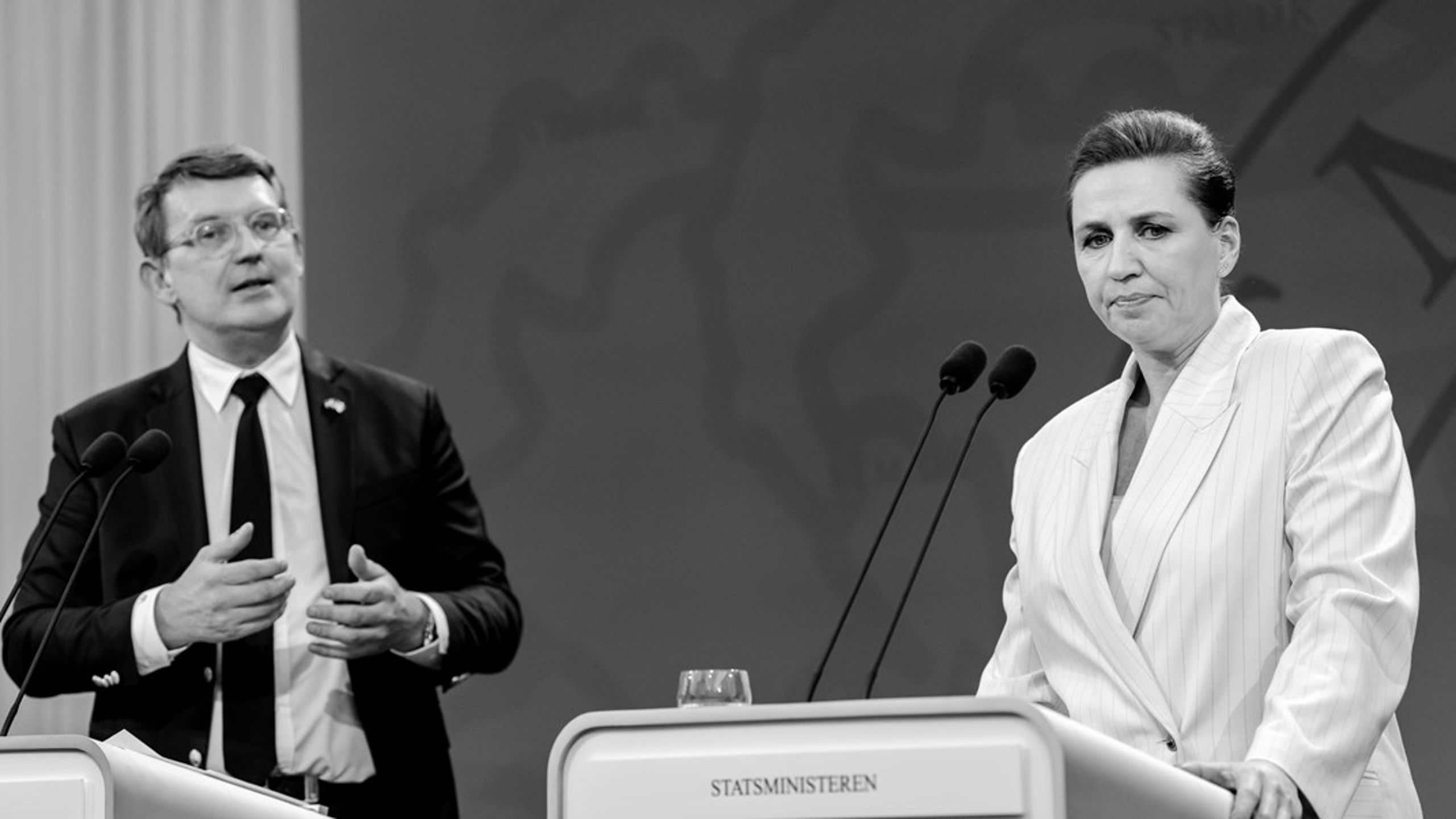 Oprindeligt ville Mette Frederiksen have ”ro om udlændingepolitikken,” som hun sagde i sin grundlovstale fra 2018 – altså, neutralisere det som et våben i de borgerliges hånd ved at rykke sit parti til højre. Og ved i 2022 at gå i regering med Venstre og føre den stramme udlændingepolitik sammen med Troels Lund Poulsen. Nu har Lund Poulsen smadret den strategi.