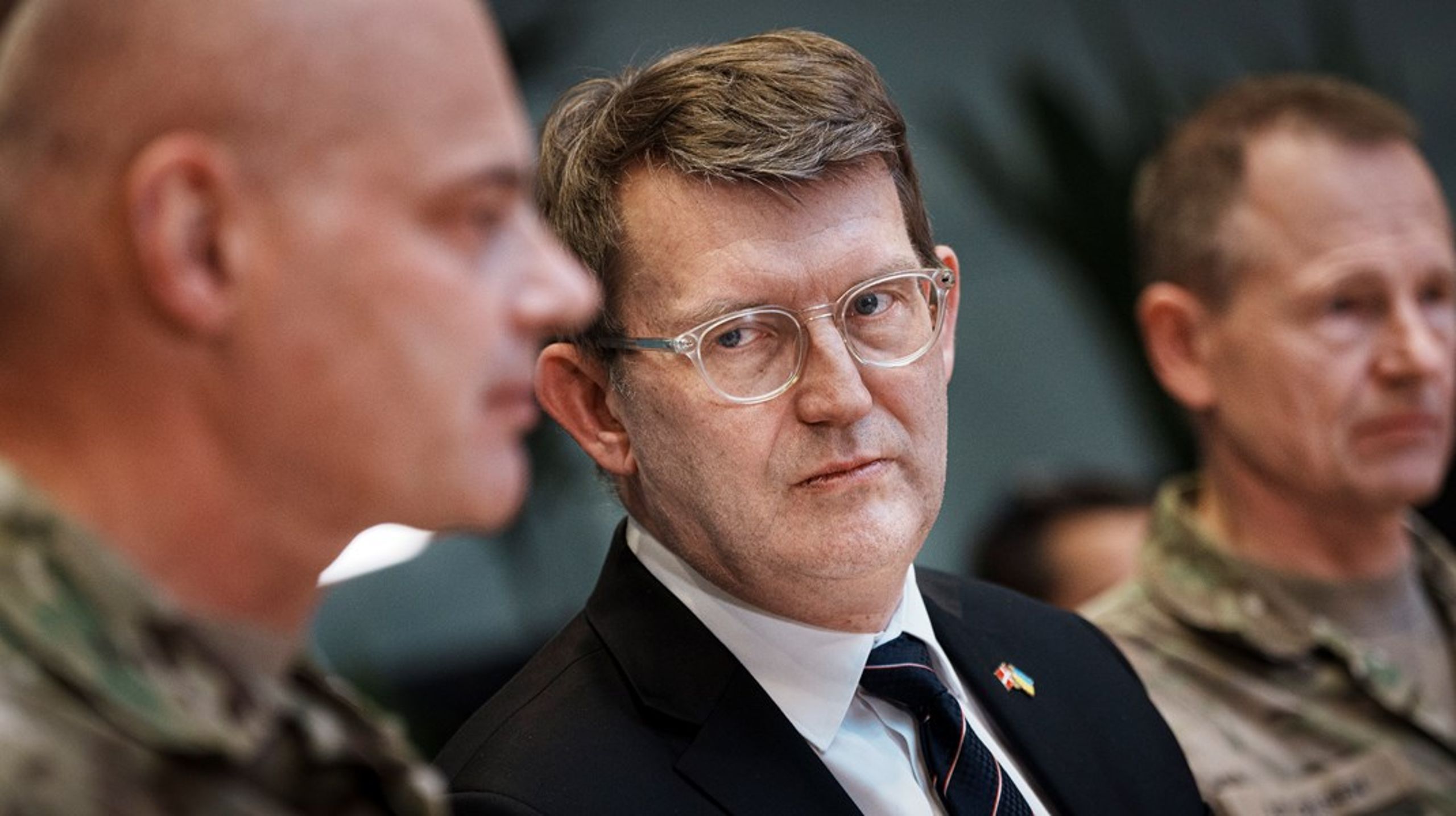 Færre opgaver skal fremover løses i Forsvarsministeriets departement, men under regi af blandt andre forsvarschef Michael Hyldgaard (tv) og direktør for FMI, Per Pugholm Olsen (th).&nbsp;