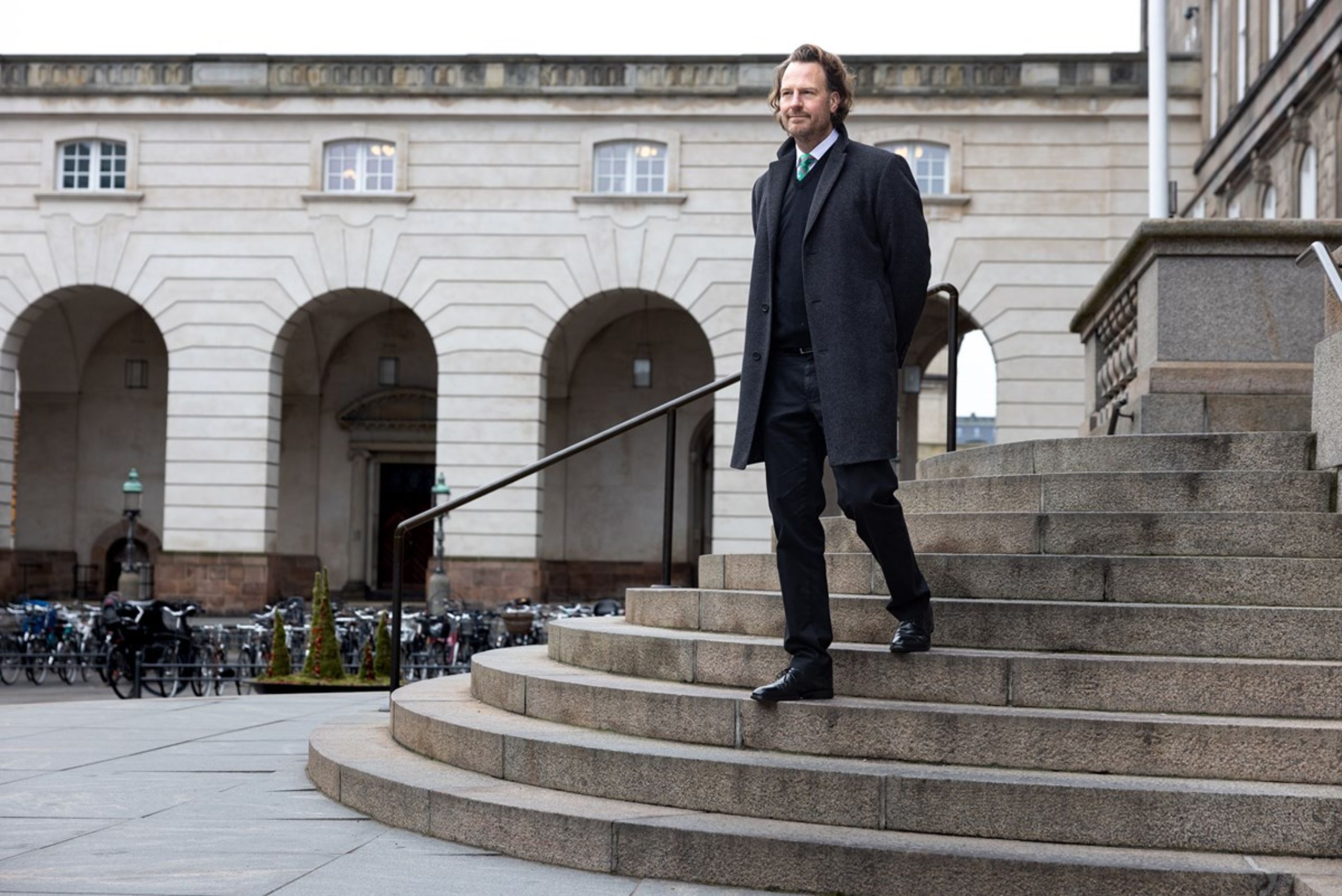 Selvom Kenneth Kamp Butzbach og ISOBRO er flittige gæster hos samtlige&nbsp;partier på Christiansborg, rammer lovgivning ofte skævt og med negative konsekvenser for&nbsp;civilsamfundet, selvom det ikke var det oprindelige formål. Således er de ændringer i arveloven, som nu bliver en del af finanslovsforliget for 2026, heller ikke møntet på at ramme organisationerne, men det kommer de alligevel til, forudser Kenneth Kamp Butzbach.