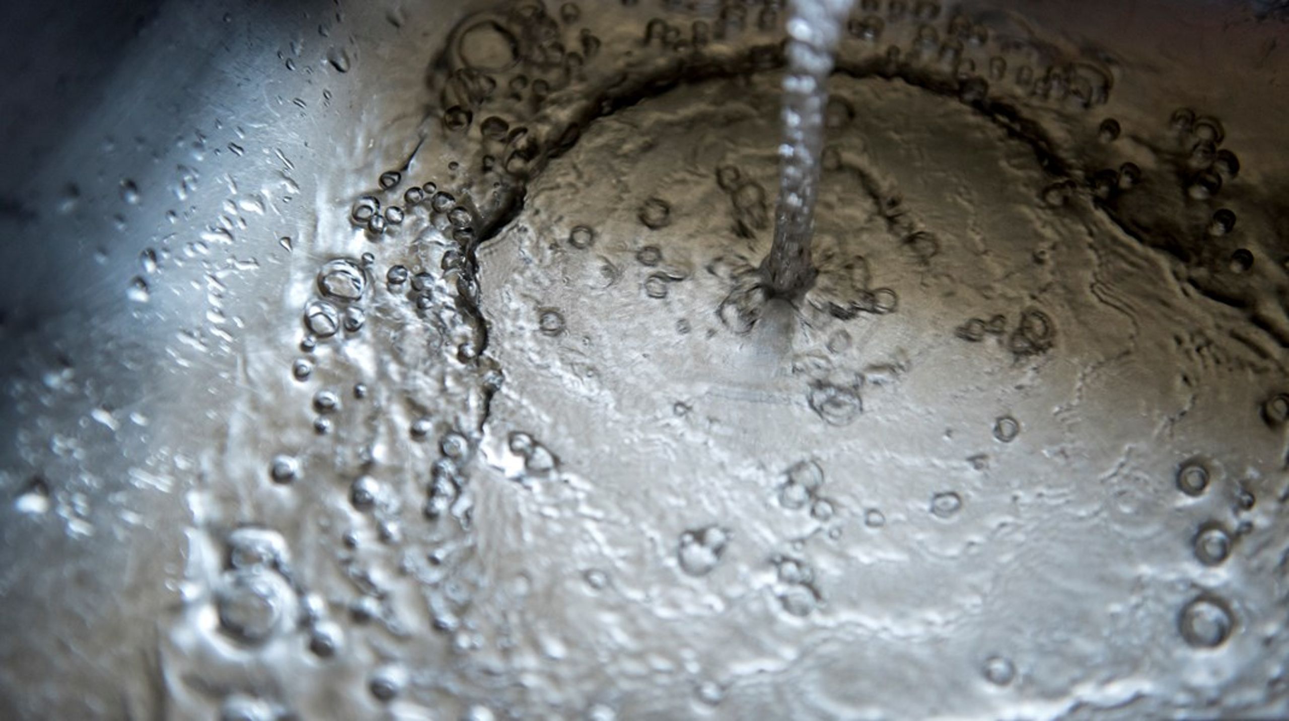 Kommunalpolitikere bør blandt andet få en plads i forsyningsbestyrelserne, skriver Lasse Skou Lindstad og Maj Baltzarsen.