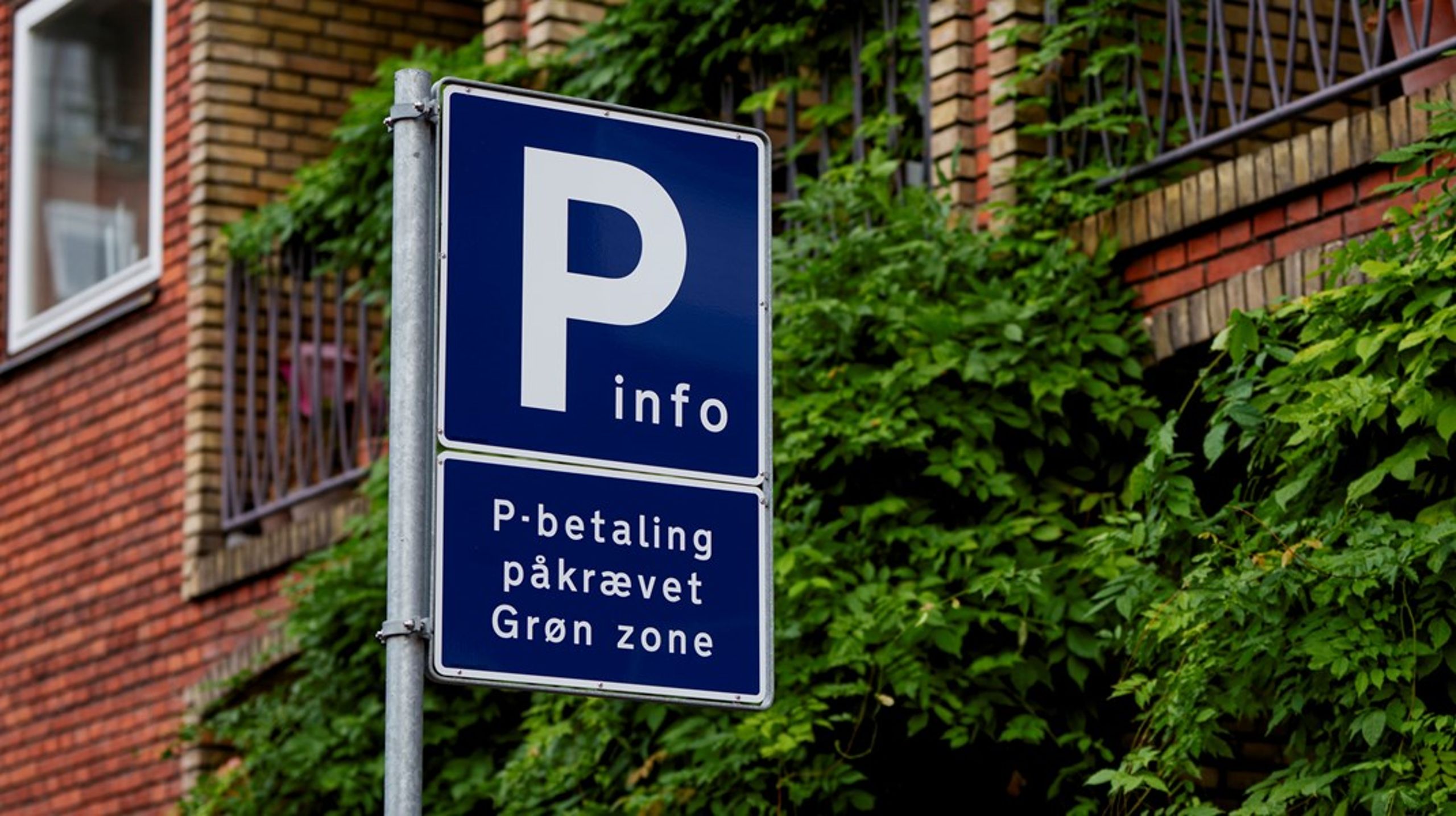 Hvis kunderne ikke kan parkere, handle stort ind eller komme til med bilen – så falder omsætningen på de varer, som vejer ekstra tungt i bæreposen, skriver Jesper Kronborg.
