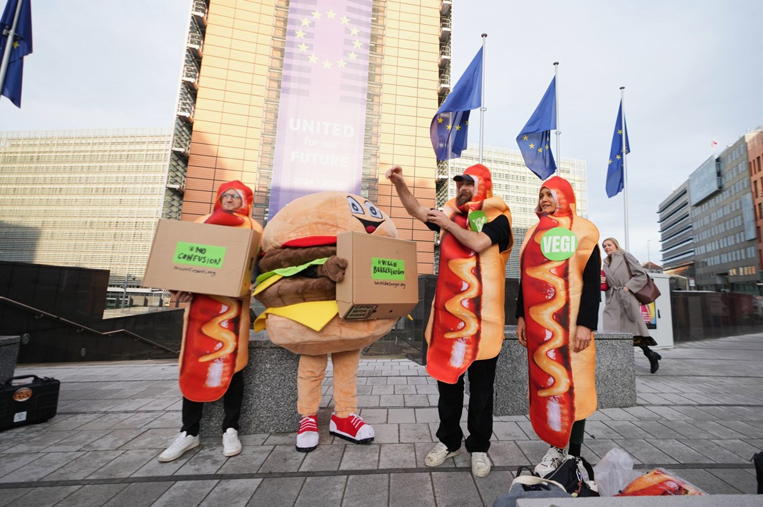 Ngo'er i Bruxelles spiller på mange strenge for at få deres budskaber igennem. Demonstrationer og aktioner er fortsat på tapetet. Her en demonstration fra for nylig - for retten til at kalde plantebaserede fastfoodprodukter samme navn som de kødbaserede, oprindelige pendanter.&nbsp;Men med en samling i Parlamentet, som i stigende grad finder flertal fra midten og ud mod højre, er logikker og spilleregler ændret markant. Det gælder især for de grønne ngo-lobbyister, der er under heftig politisk beskydning og derfor har måttet ændre både praksis og tænkning.&nbsp;