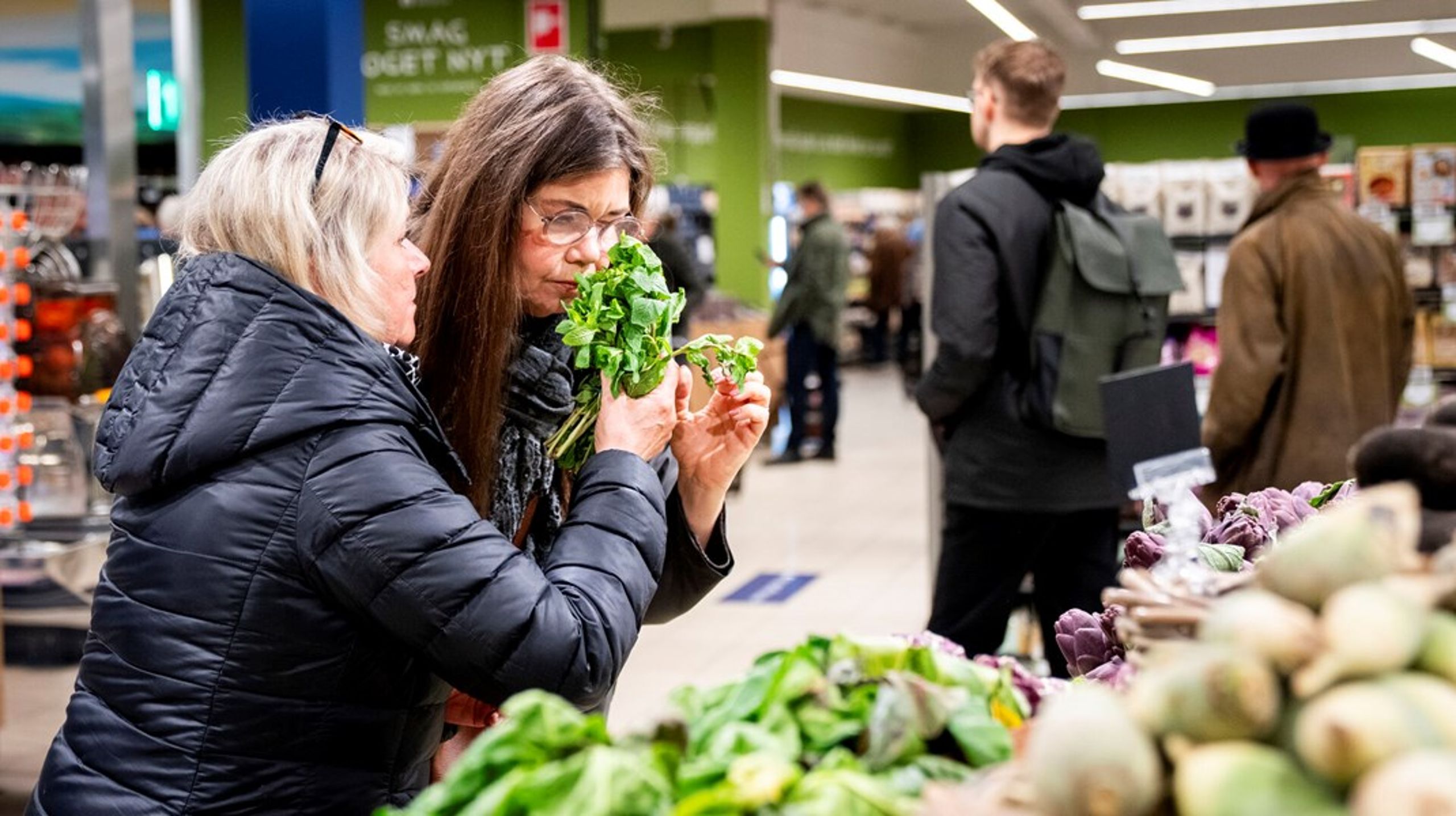 Gør det sunde i stedet for det usunde billigere, lød kritikken af regeringen, da den i efteråret besluttede at fjerne punktafgifter på slik og chokolade som en del af svaret på stigende fødevarepriser. Men lavere moms på frugt og grønt er en dårlig idé uanset, hvordan man vender og drejer det, lyder det fra de miljøkonomiske vismænd.