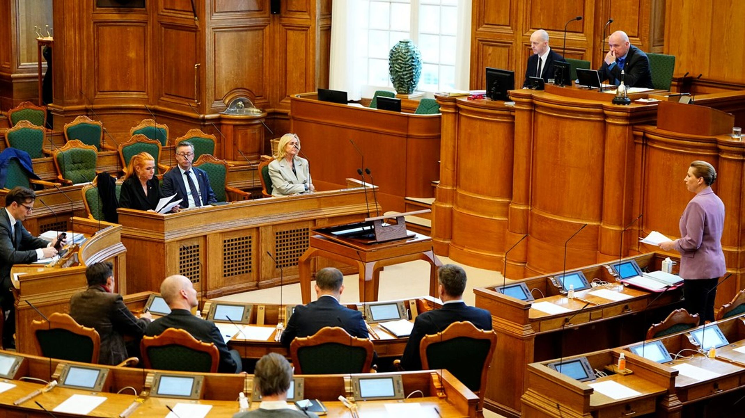 Tirsdag klokken 13 stod statsminister Mette Frederiksen (S) skoleret i folketingssalen for at svare på spørgsmål fra tingets partiledere. Altingets politiske redaktør guider dig med lynanalyser fra spørgetimen.