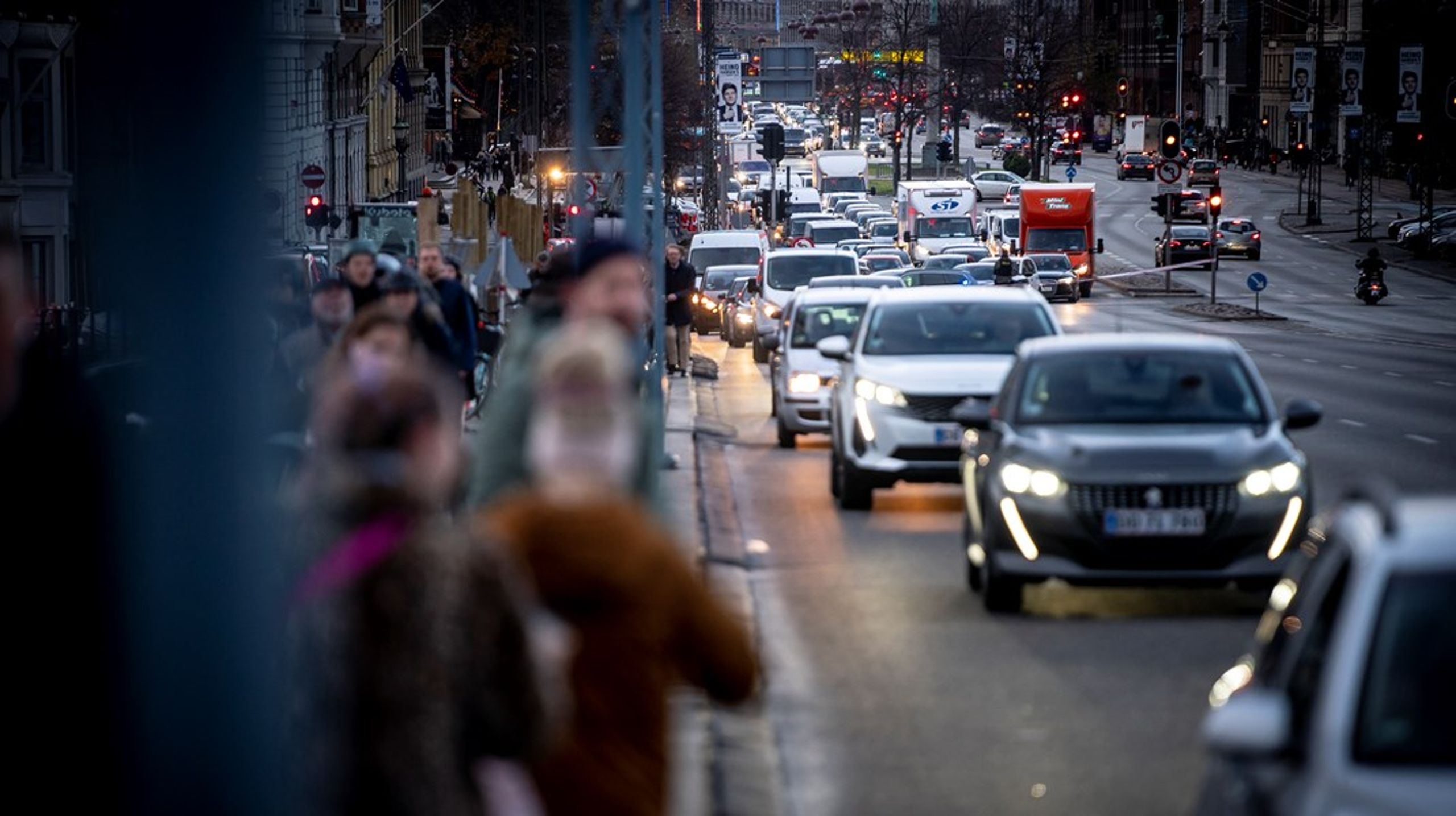 Regeringen vil have eksperter til at levere bud på, hvordan bilafgifterne kan indrettes på en ny måde, der modsvarer trængsel direkte.