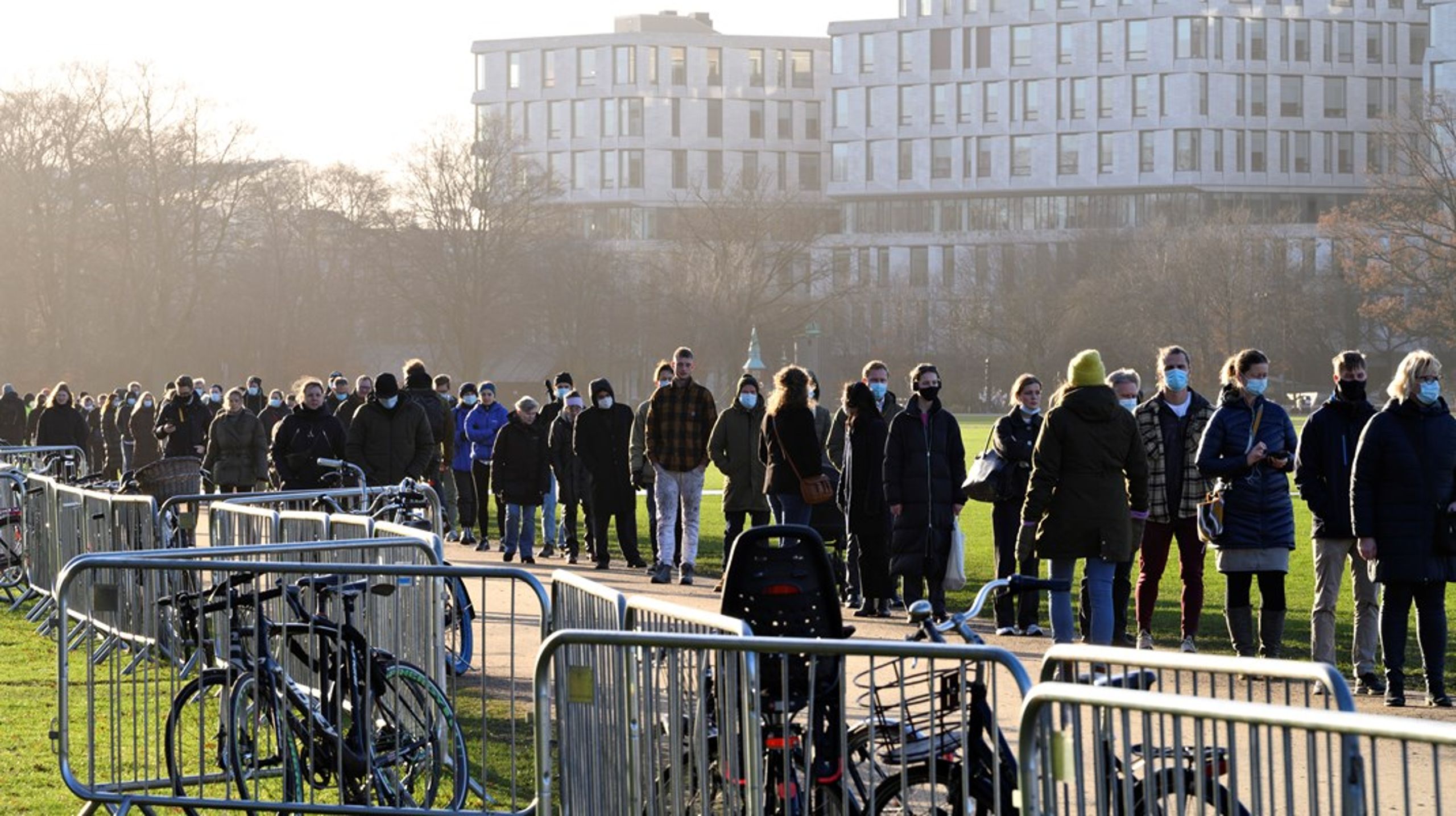 Selv om danske ministerier er kommet mere op i gear, så viser en ny beretning fra Rigsrevisionen, at der stadig er en del mere at få styr på, inden næste krise rammer, lyder det fra lektor Rasmus Dahlberg. Her en kø for at blive testet for corona i Fælledparken i København tilbage i 2021.
