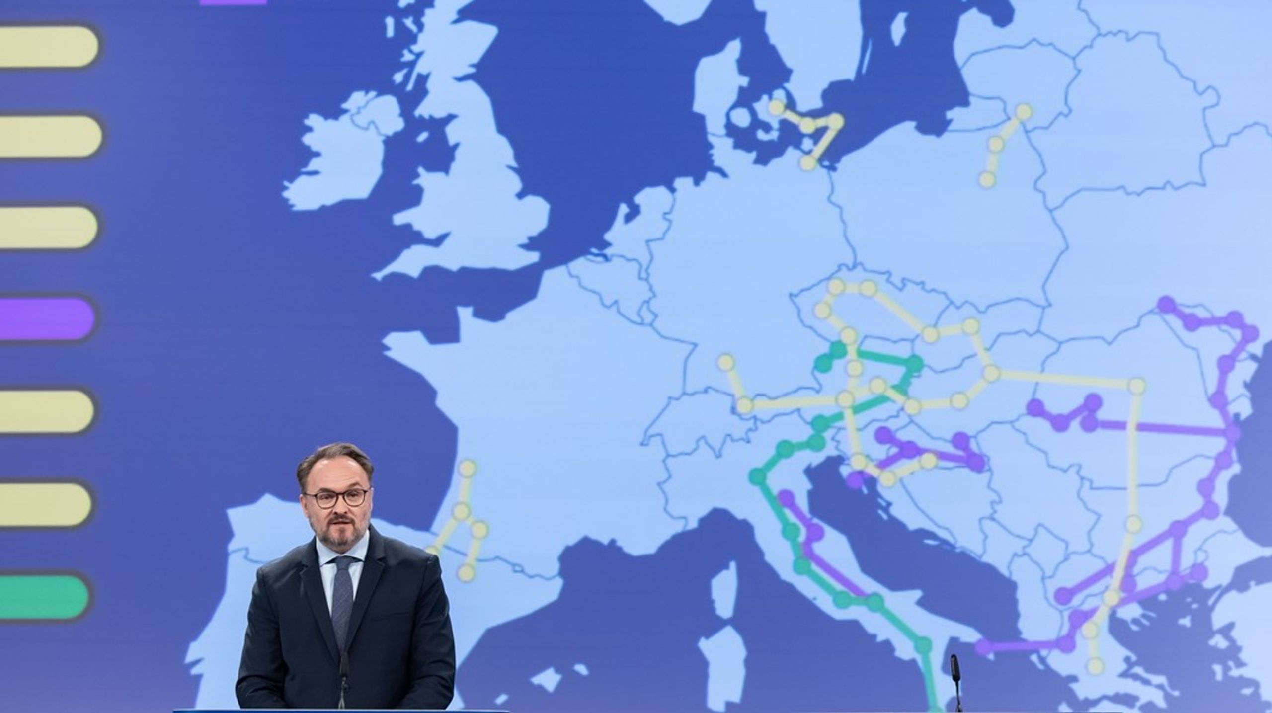 De otte "energimotorveje" afbilledet på et kort. "Det er
områder med betydelige flaskehalse, som holder den billige og rene energi
tilbage i Europa," siger Dan Jørgensen.