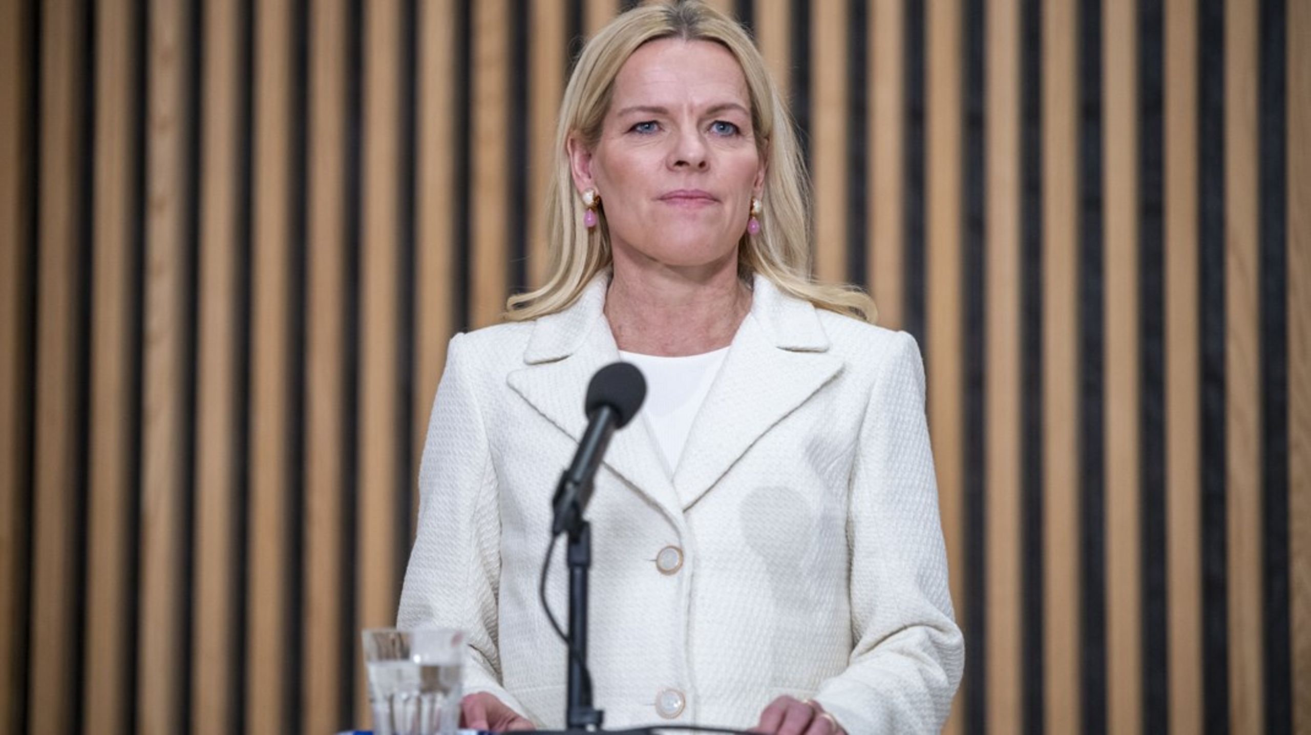 Selvom vi har omkring 1000 ledige iranske sygeplejersker i landet, fastholder Mette Kierkgaard, at det er nødvendigt at oprette uddannelser i Indien og Flippinerne for at skaffe arbejdskraft til ældreplejen.