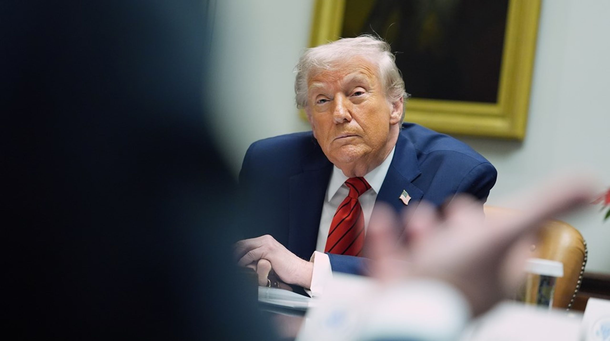 Vi har i årtier været villige til at lade os fortælle, at vores samfundsmodeller er for dyre, for gamle eller for langsomme, selv når de historisk har leveret resultater, USA kun kan drømme om, skriver Rasmus Mols.<br>