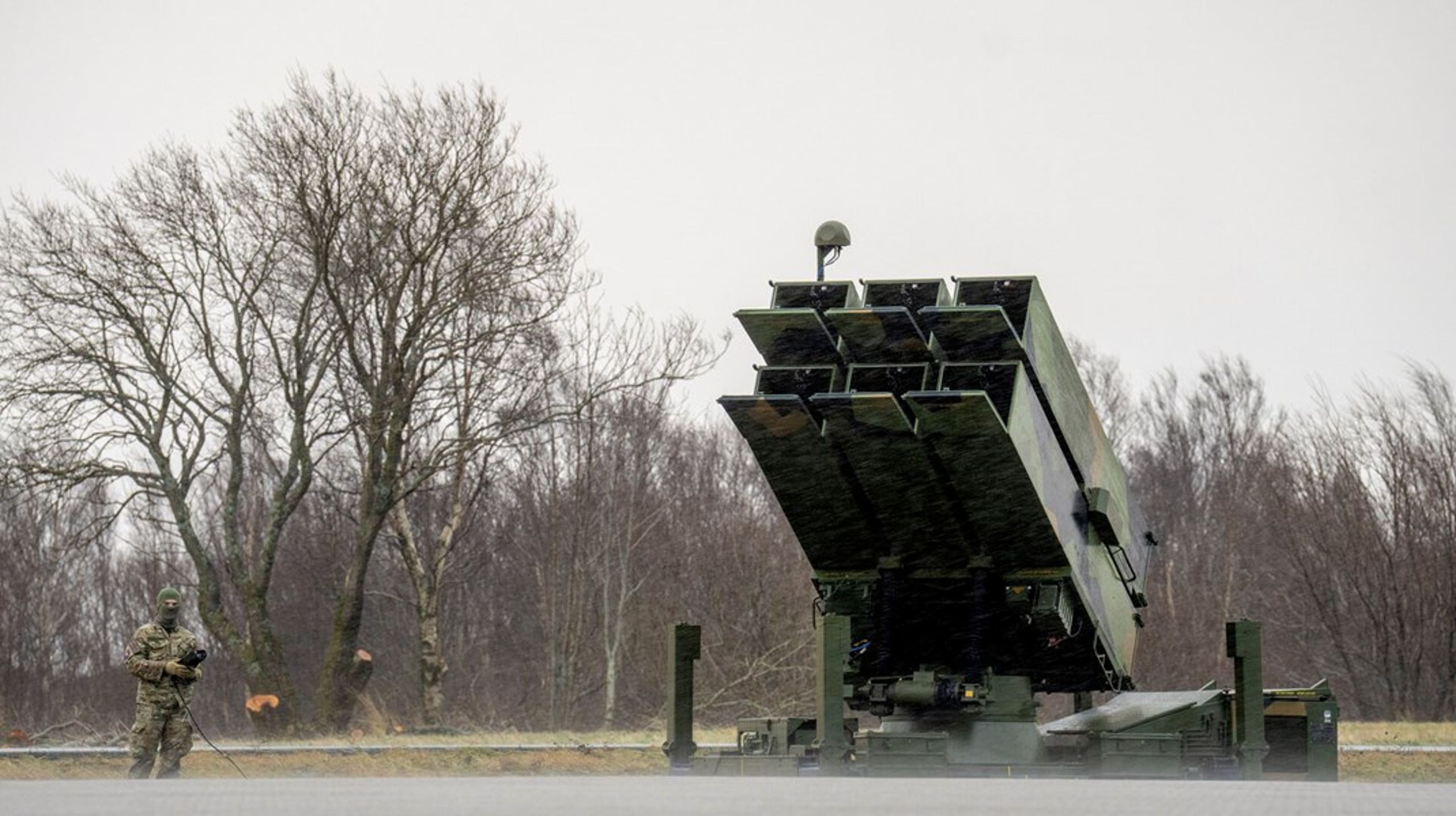 På den korte bane har Danmark lånt et jordbaseret luftforsvar af Norge. Billedet er fra Troels Lund Poulsen og forsvarschefens tur til Norge i november, hvor de så systemerne.