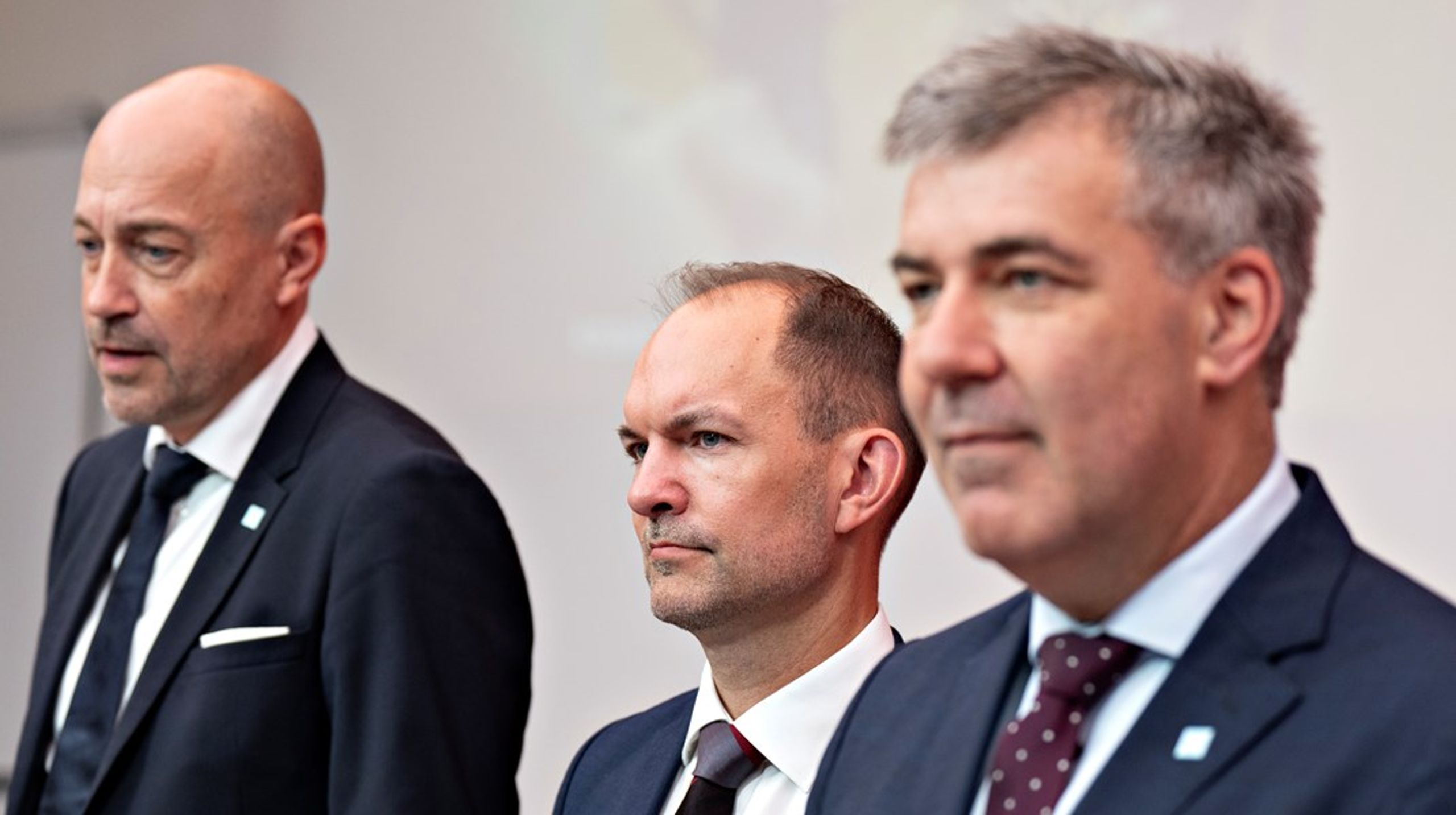 En ny skærpet statslig regulering skal sikre etableringen af grundvandsparker, så sikring af rent grundvand bliver en offentlig “skal opgave”, hvor ingen kan smyge sig uden om – vandværkerne kan bidrage økonomisk for at nå målet – og det haster,&nbsp;skriver&nbsp;Erik Arvin, Jens Andersen og Esben Møller Madsen.<br>