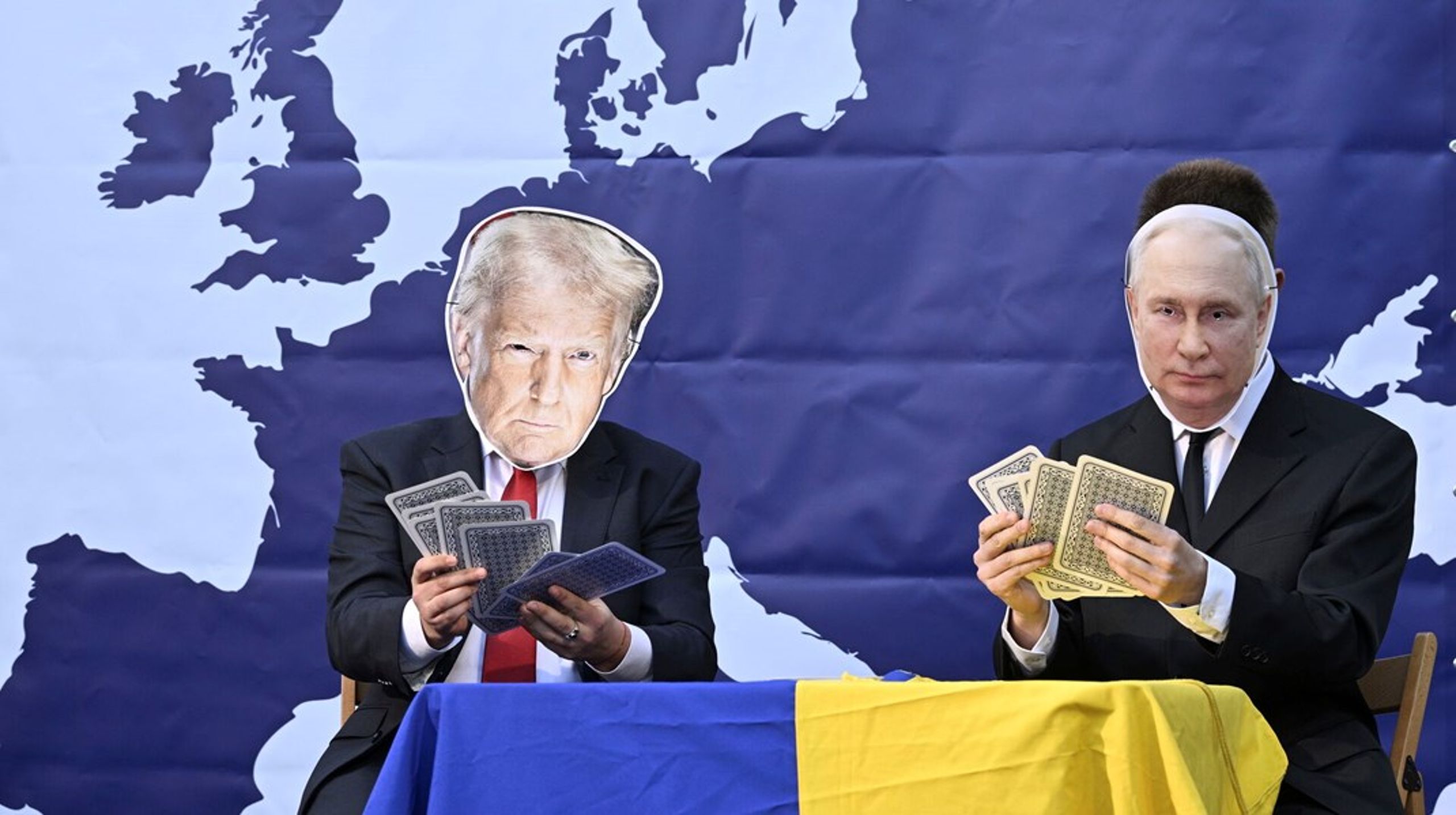 Europas ledere vil gerne kunne bevise med handling, at de ikke bare er kort i et spil mellem USA's Donald Trump og Ruslands Vladimir Putin. Billedet er fra en demonstration for demokrati i Prag tidligere på året.