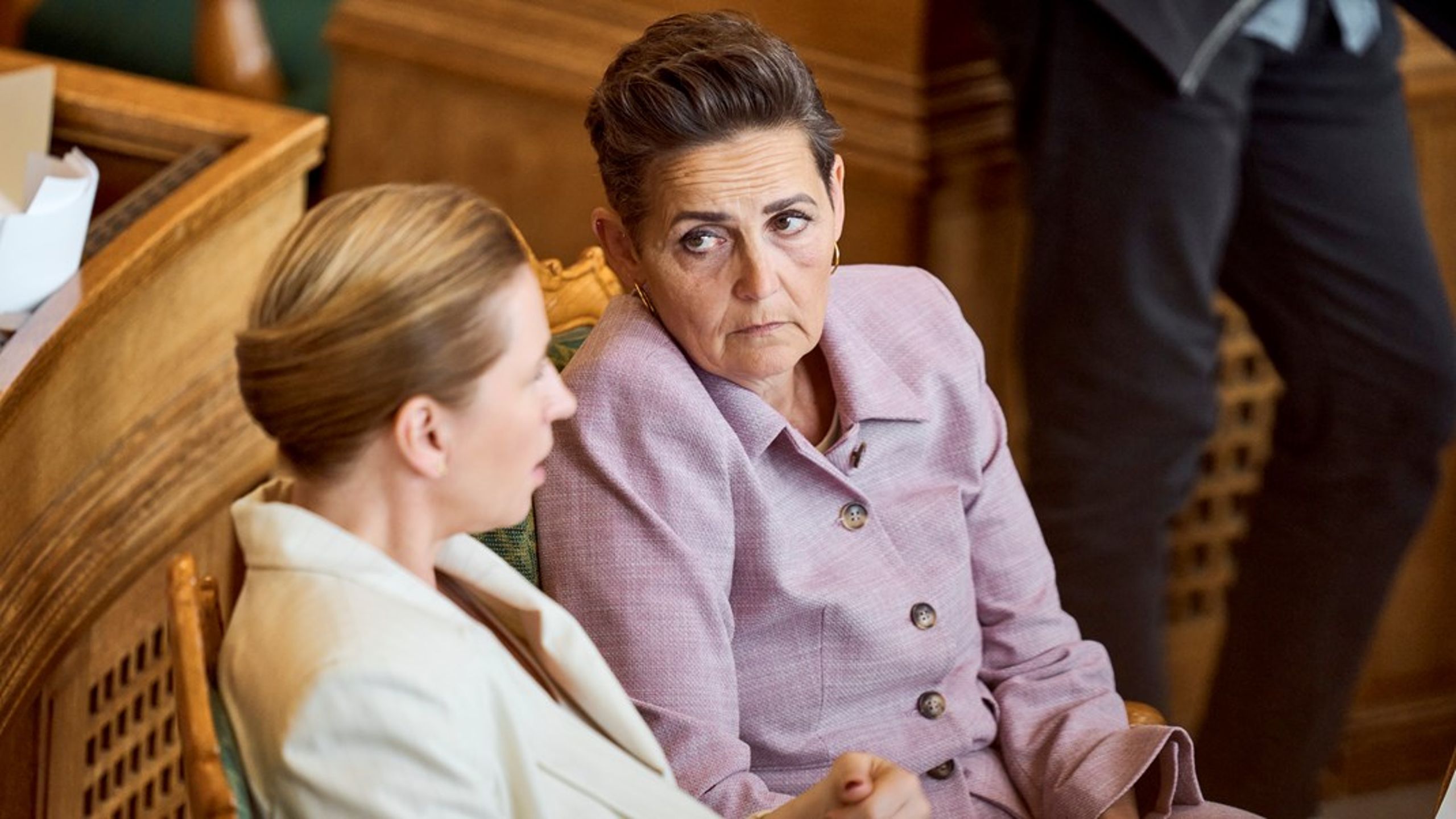 Efter katastroferesultatet ved kommunalvalget har Mette Frederiksen slået bak på kursen med hårde socialdemokratiske udfald mod SF og Pia Olsen Dyhr. Nu står den på de åbne armes politik. Selvfølgelig også fordi Mette Frederiksen er dybt upopulær hos vælgerne i den røde opposition. Kun 11 procent af dem støtter hende som statsministerkandidat. 35 procent vil hellere have SF's formand.