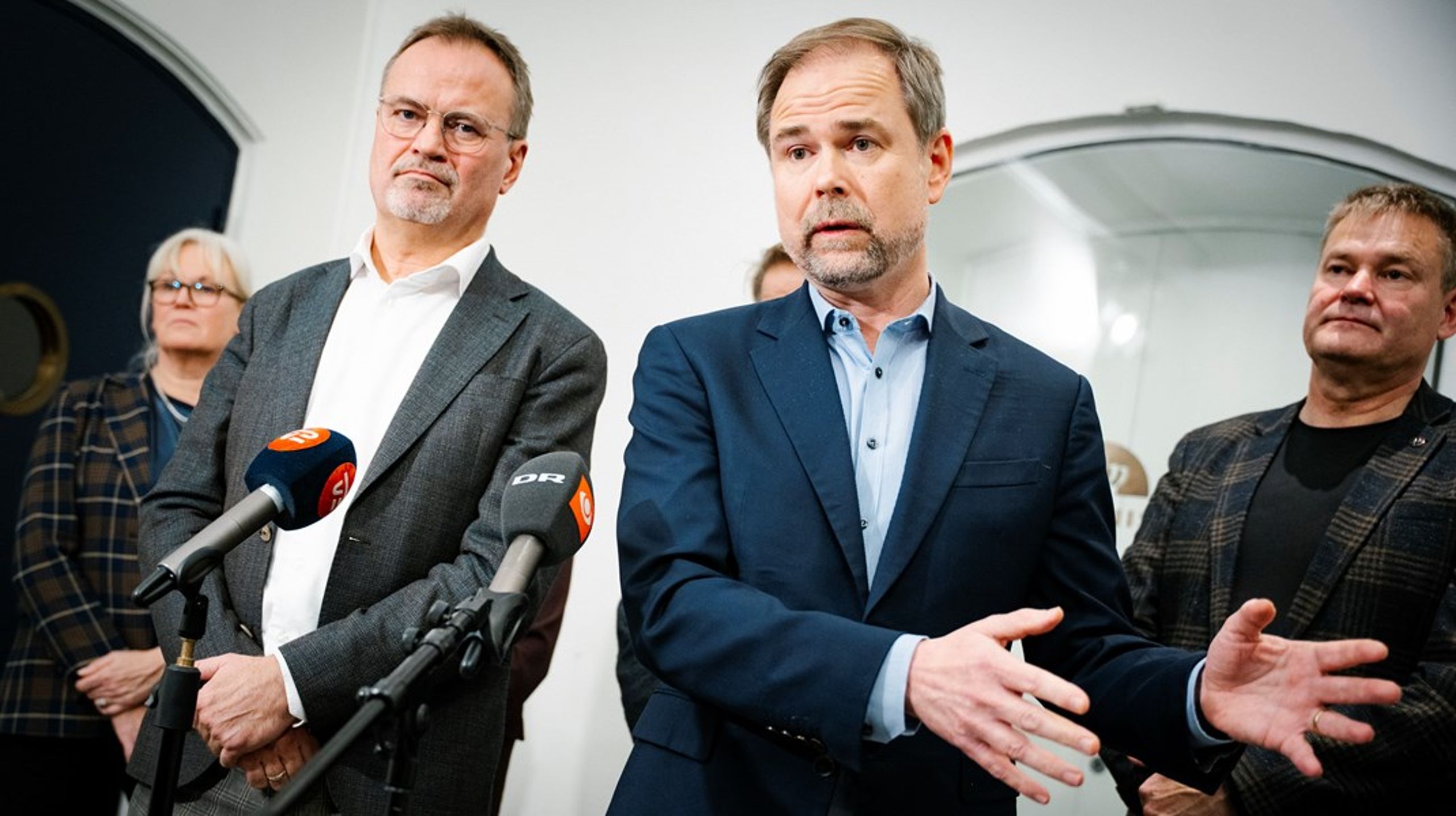 Formand for de statsansattes forhandlingsfællesskab - og for Danmarks Lærerforening - Gordon Ørskov Madsen udvekslede mandag krav med finansminister Nicolai Wammen (S). Fagbossen var flankeret af Akademikernes Tomas Kepler, formand for CS - soldaterne - Jesper Korsgaard Hansen og HK Stats formand Heidi Pedersen.&nbsp;