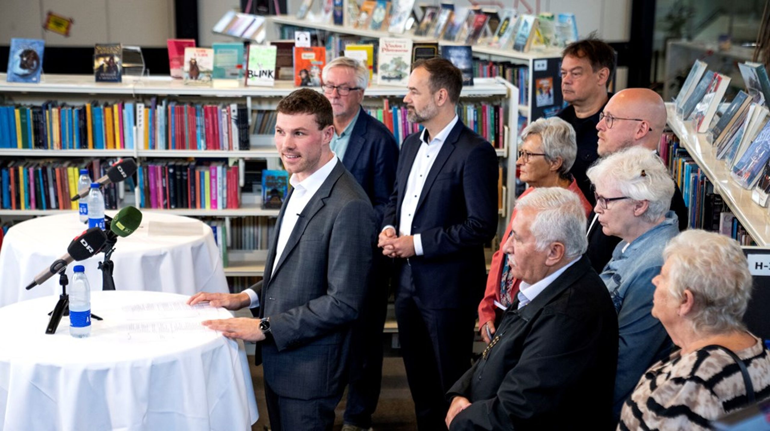 I nogle kommuner blev pladsen trang, da konstitueringsaftalerne kunne præsenteres. Her Aarhus' Anders Winnerskjold (A), der fik opbakning fra syv partier ud over sit eget.