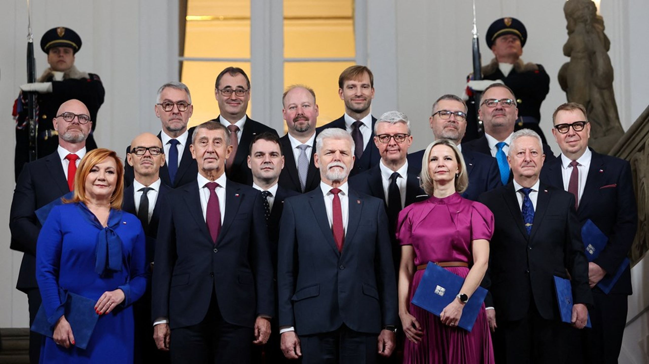 Den nye tjekkiske regering blev præsenteret og indsværget mandag 15. december i Prag.