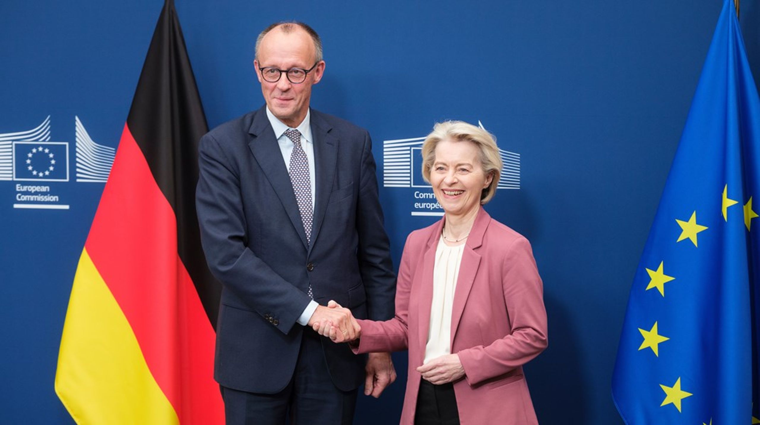 Den tyske kansler&nbsp;Friedrich Merz har presset hårdt på for at få Ursula von der Leyen til at droppe EU's slutdato for salg af CO2-udledene biler. Her mødtes de to tidligere på måneden.&nbsp;