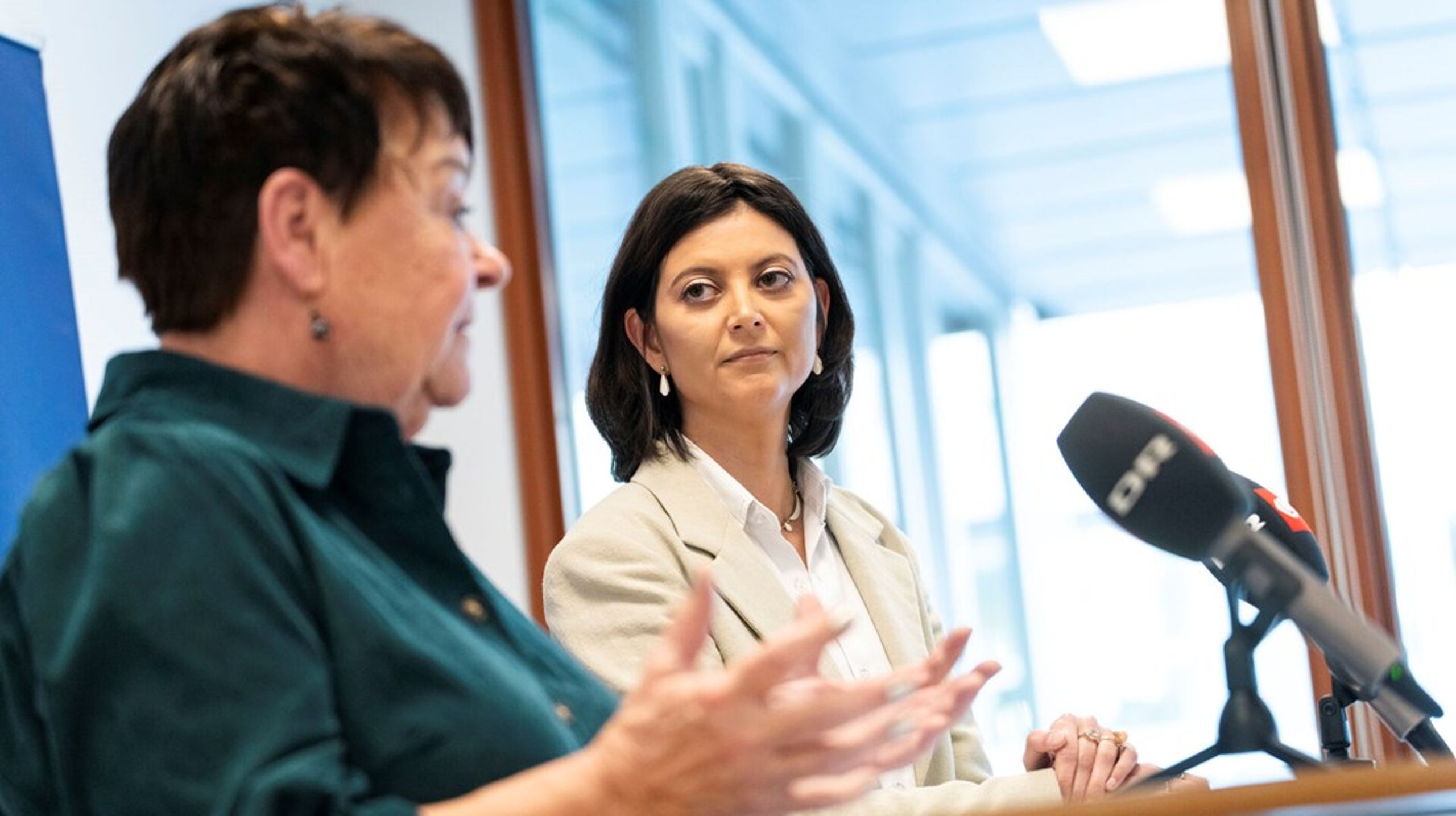 Tirsdag blev overenskomstforhandlingerne for omkring 500.000 kommunalt ansatte skudt i gang. I spidsen står Lyngby-Taarbæk Kommunes borgmester Sofia Osmani (K) som repræsentant for kommunerne og Mona Striib som formand for Forhandlingsfællesskabet for de kommunalt ansatte.