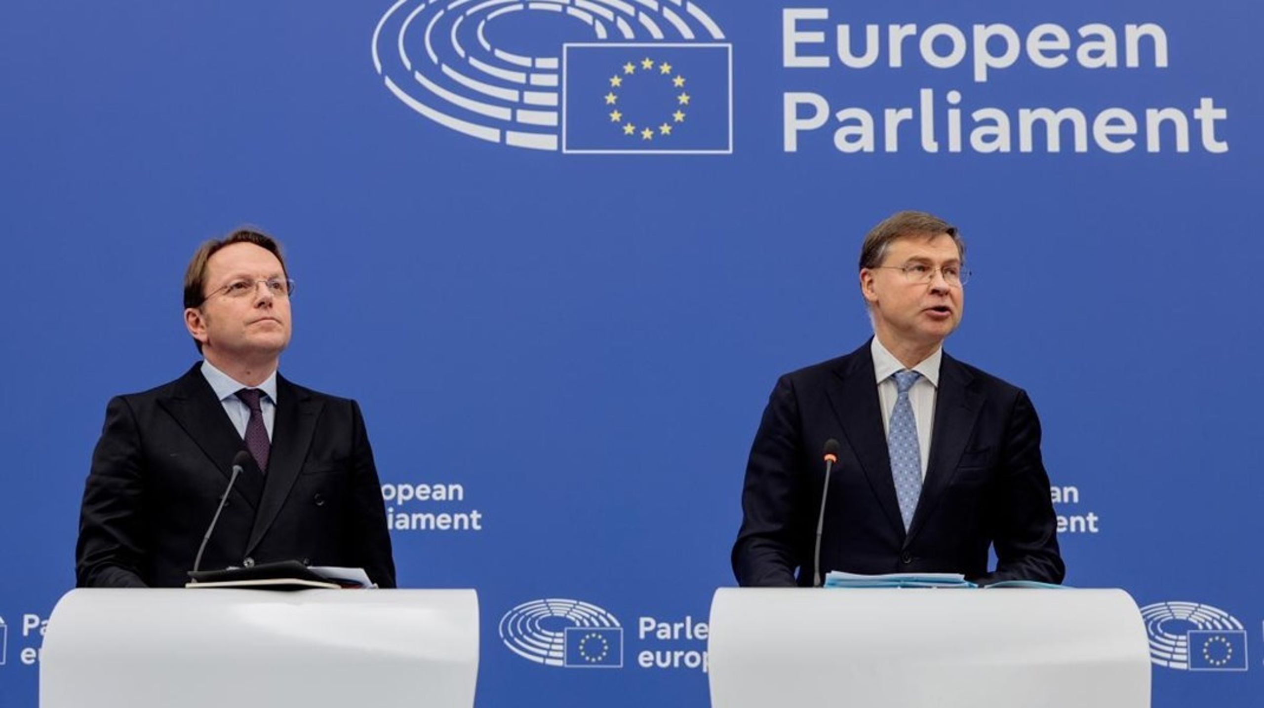 Valdis Dombrovskis (th.), kommissær for økonomi og produktivitet og Olivér Várhelyi (tv.), kommissær for sundhed og dyrevelfærd præsenterede tirsdag eftermiddag EU-Kommissionens tiende omnibuspakke.