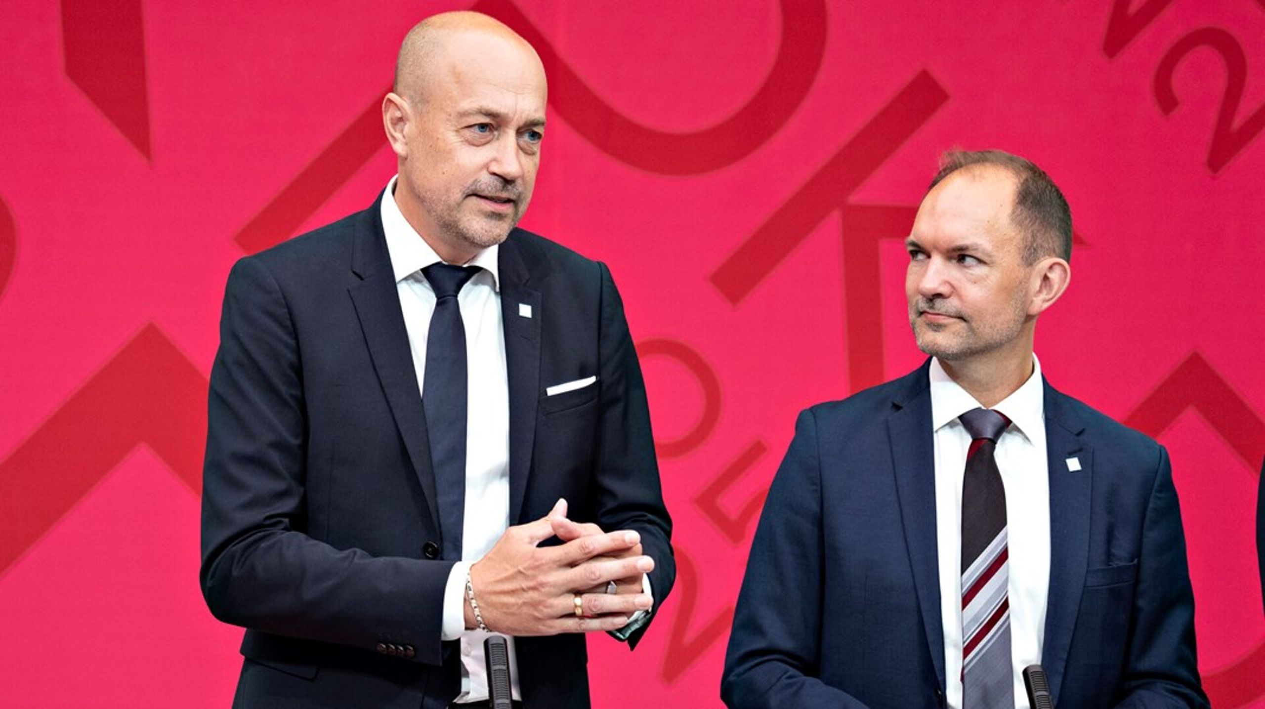 Miljøminister Magnus Heunicke (S) og minister for grøn trepart Jeppe Bruus (S) er for anden gang på et år nødt til at nedjustere forventningerne til miljøeffekten ved at rense spildevand.