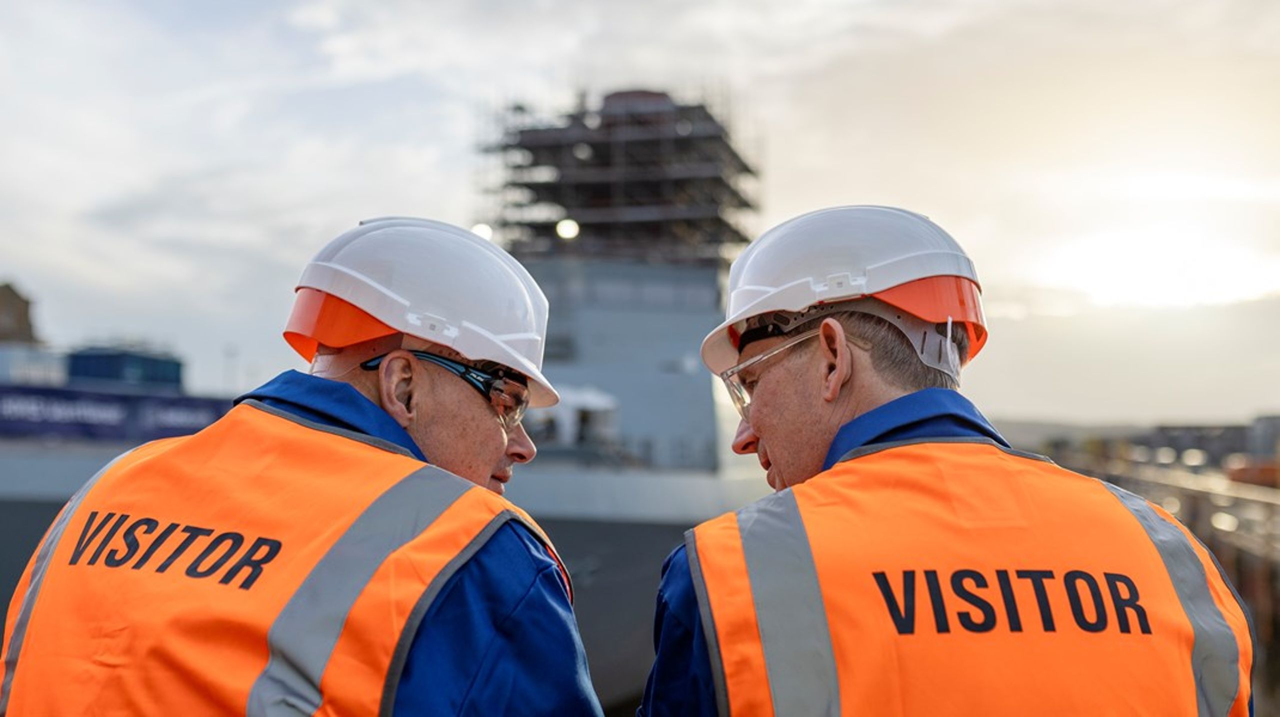 <div>Forsvarschef Michael Hyldgaard og forsvarsminister Troels Lund Poulsen (V) taler sammen, inden de går ombord på&nbsp;<i>HMS Venturer</i>, den første i serien af type 31-fregatter, som briterne bygger.&nbsp;</div>