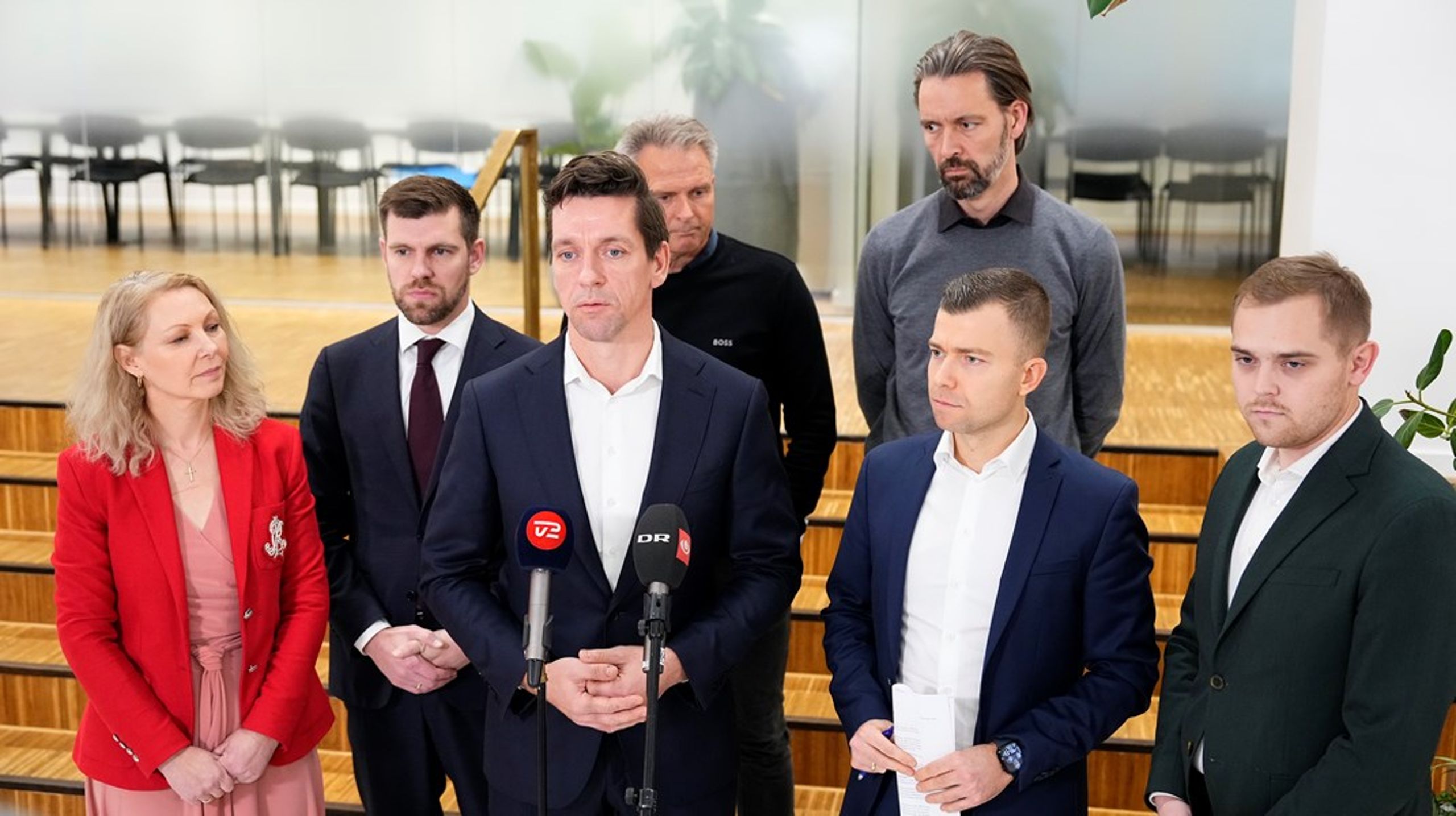 Beskæftigelsesminister og partierne bag beskæftigelsesreformen - undtagen Radikale - præsenterede onsdag aftalen, som får opbakning fra arbejdsgiverforeninger, men kritik fra både KL og Socialrådgiverforeningen.&nbsp;