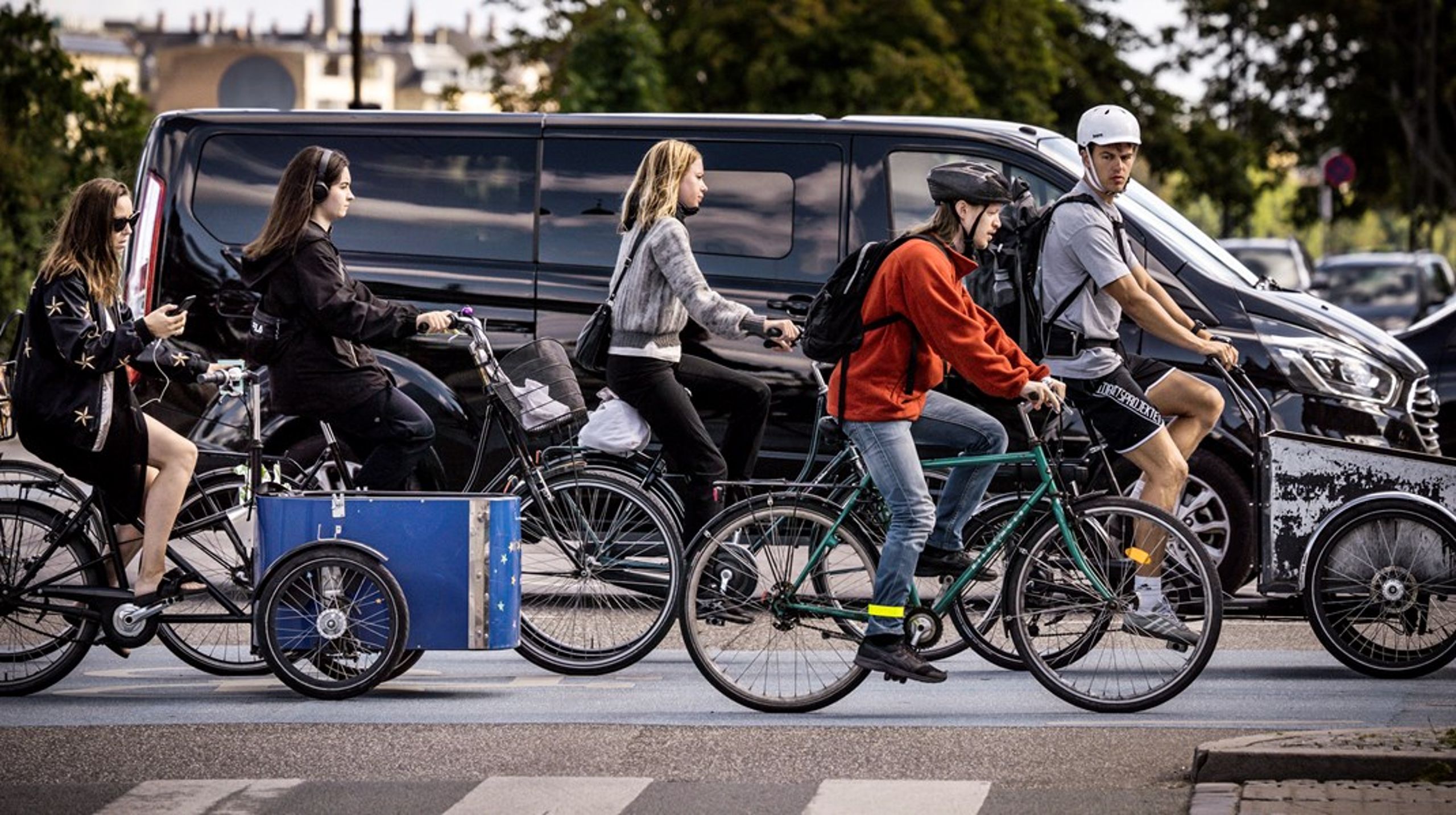 Gode veje reducerer CO2 fra biltrafikken. Bedre cykelinfrastruktur får flere i sadlen. Effektiv trafikafvikling mindsker spildtid og brændstofforbrug, skriver Emil Ipsen.