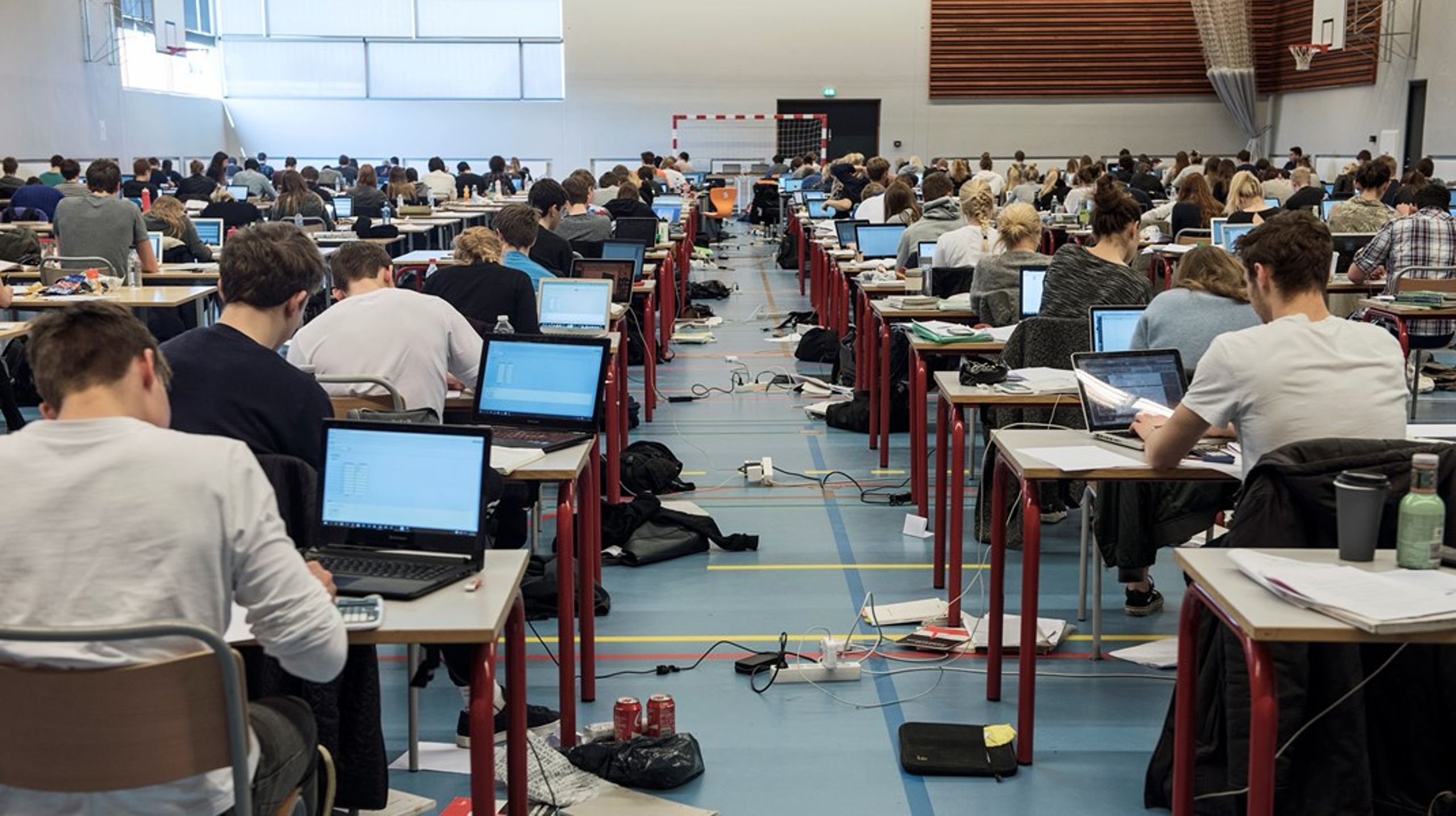 Vi kan ikke håndtere elevernes brug af chatbots pædagogisk. Elevens motiv kan være tidspres, faglige udfordringer eller blot vaner fra udskolingen, skriver Brian Juul.