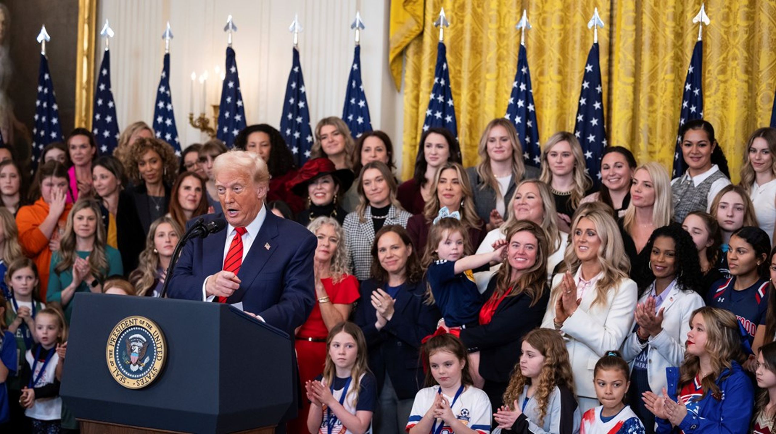 Og nu ser vi det i USA, hvor MAGA-mødre går til kamp mod tilbagerulningen af miljølovgivningen under sloganet MAHA, Make America Healthy Again, skriver Connie Hedegaard.