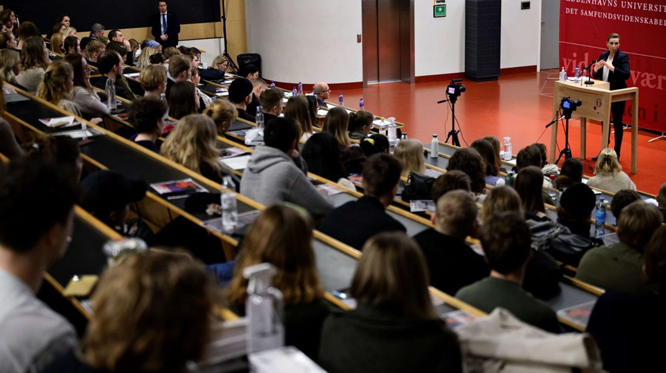 "Det paradoksale er, at de institutioner, som statsministeren kalder til at gå i fælles åndelig front – universiteter, kirker og skoler – risikerer at få undergravet hver deres særlige forståelse af åndelighed," skriver Jørn Bjerre i årets mest læste debatindlæg på Altinget Forskning.