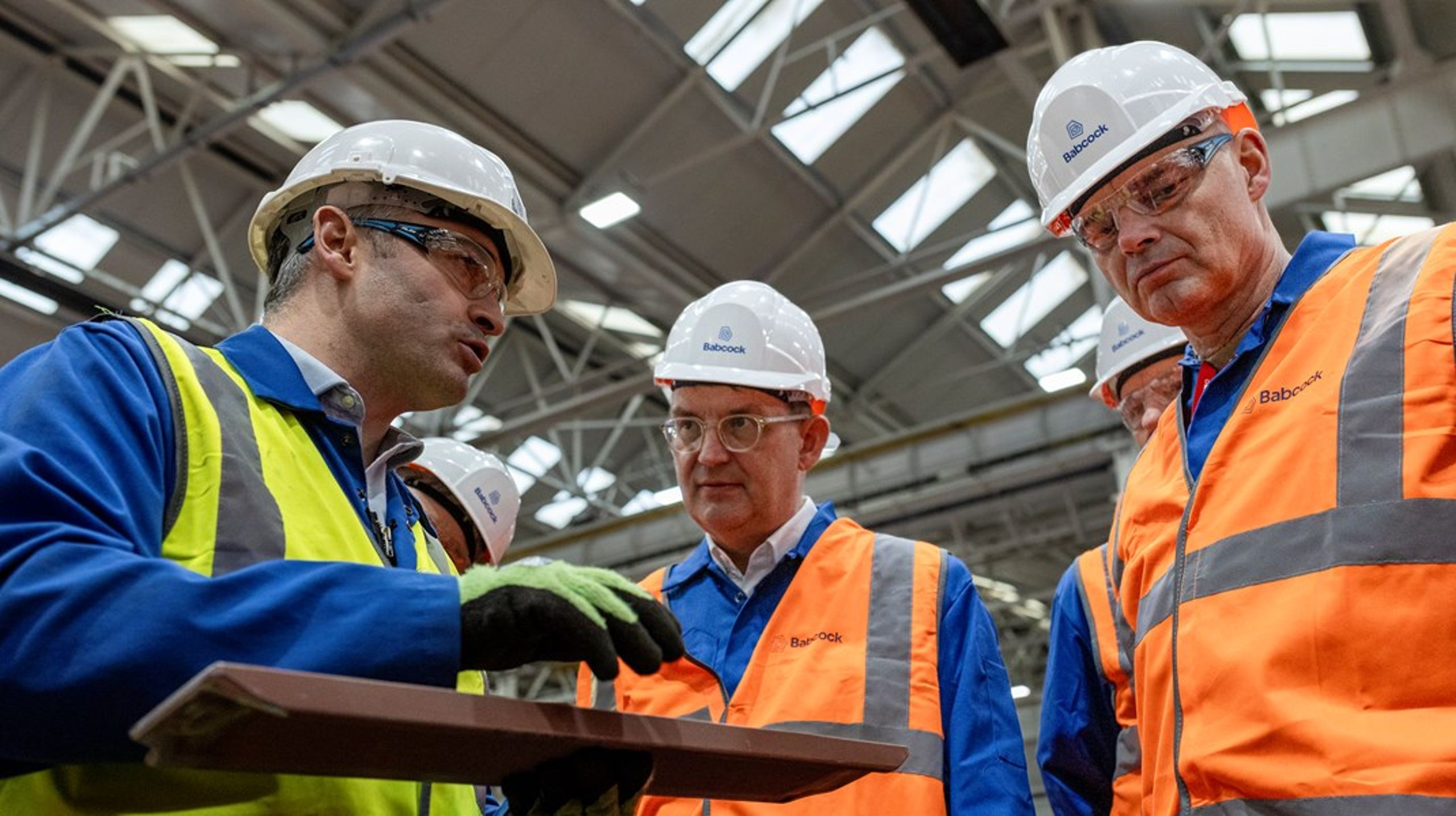 Forsvarsminister Troels Lund Poulsen og forsvarschef Michael Hyldgaard på rundvisning hos skibsbyggeren Babcock i Skotland.&nbsp;