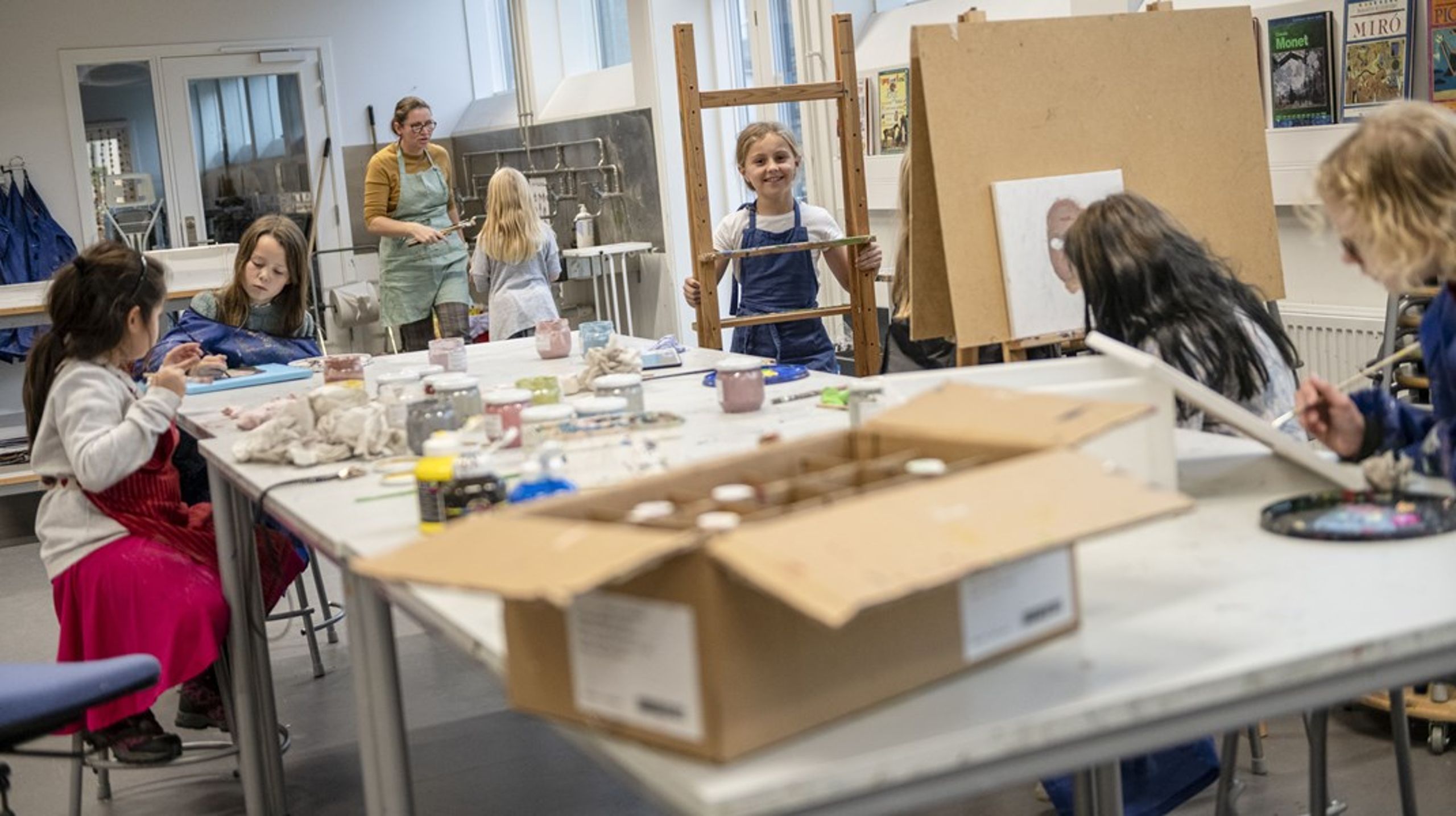 "Vi skal stille os nysgerrigt overfor lærere og skolepædagoger, og undersøge hvad der skal til, for at lærerne oplever sig støttet i at udføre de nye børnesyn i praksis. Det kan betyde flere ressourcer til skoler og dagtilbud, skriver&nbsp;Cecilia Decara og Helle Rabøl Hansen i et af årets mest læste debatindlæg på Altinget Uddannelse.