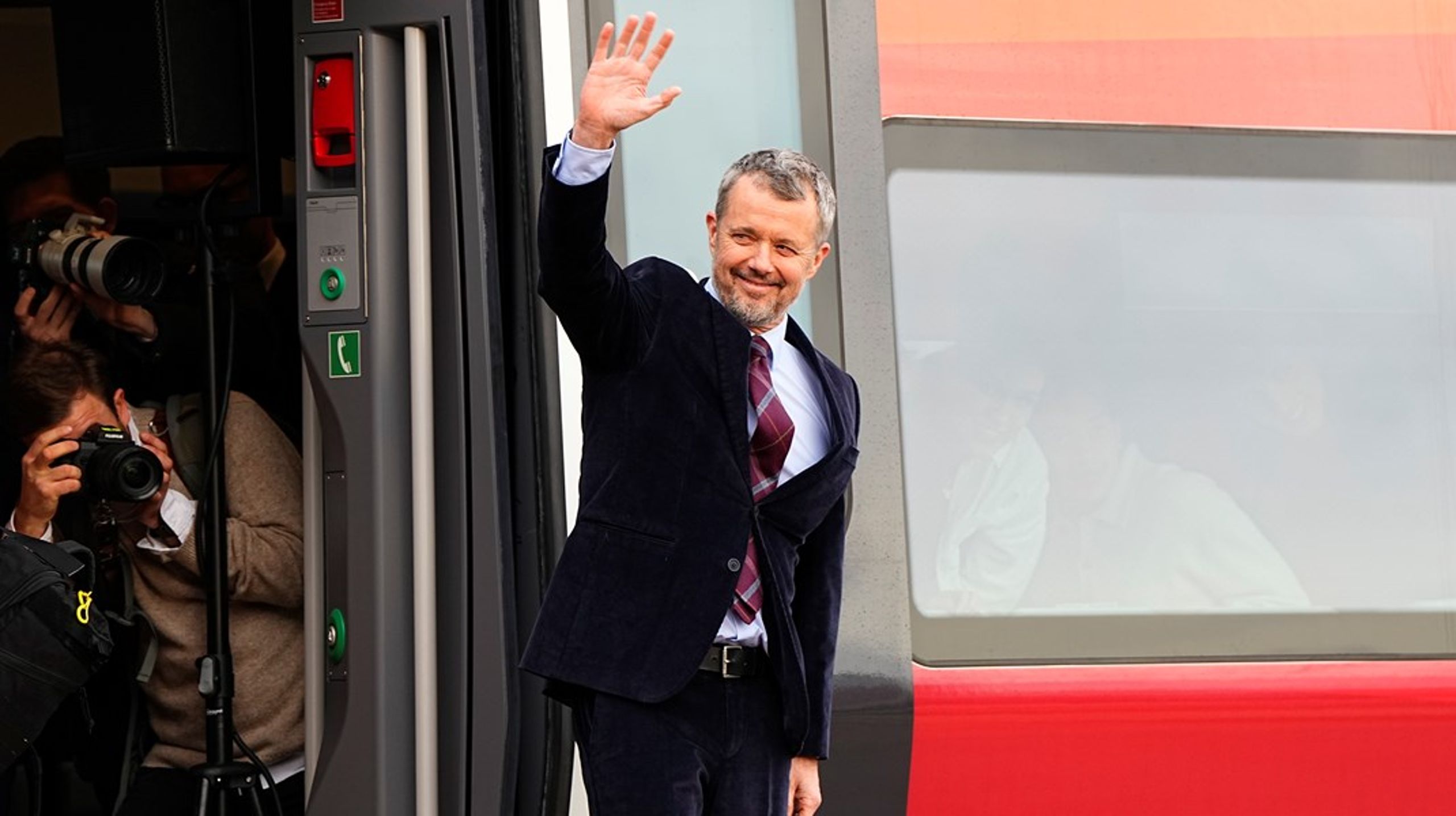 Kong Frederik kørte fredag med de nye batteritog, der blev indviet med en stor festlighed, hvor både transportministeren, flere borgmestre og flere hundrede vestjyder deltog.&nbsp;&nbsp;