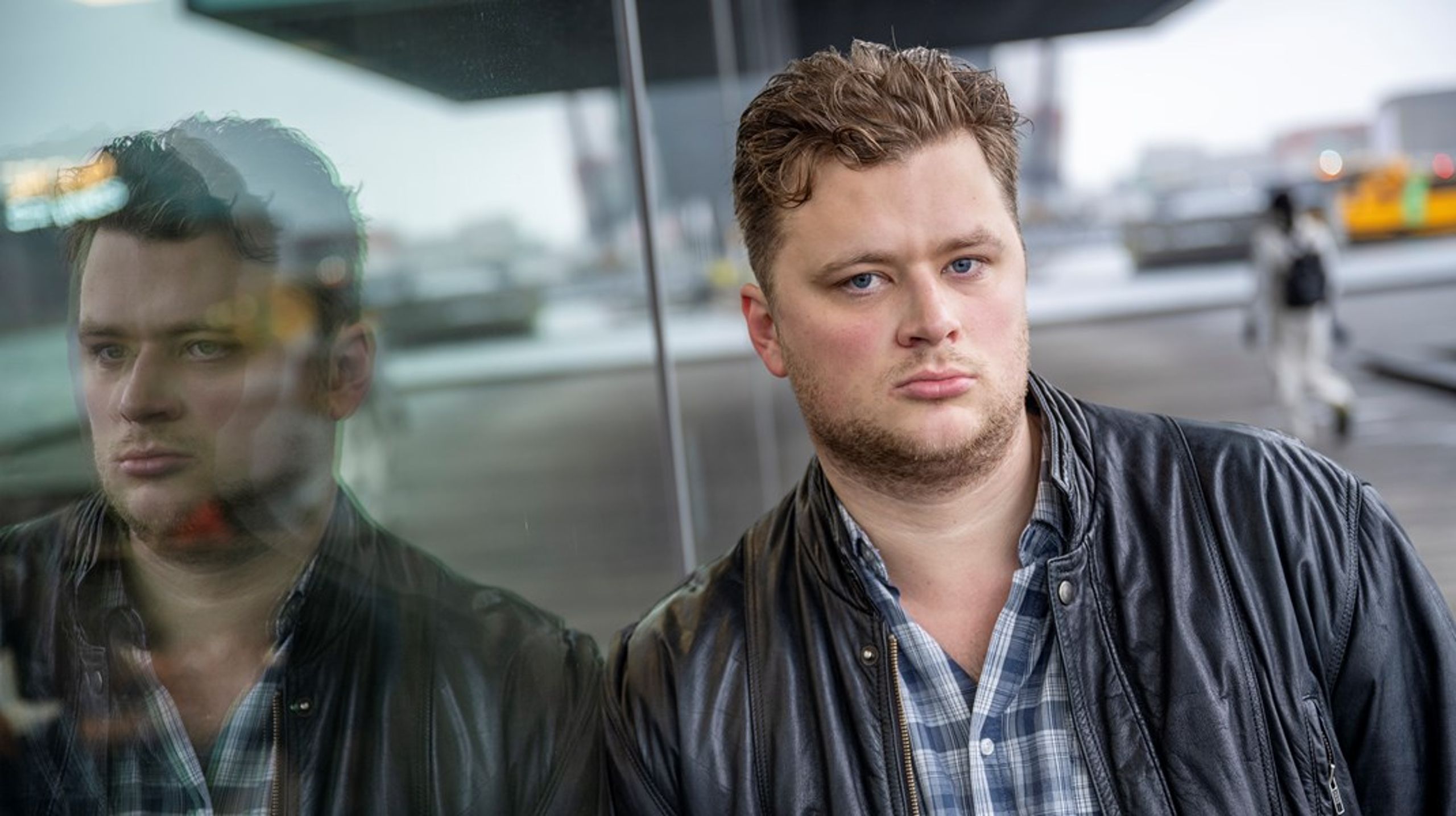 På samme måde som den yderste venstrefløj har en dum tendens til at sætte lighedstegn mellem det politisk korrekte og det almenrigtige, har højrepopulisterne en tendens til at sætte et absurd lighedstegn mellem folket og Facebooks kommentarspor, skriver Peter Bitsch Hjortshøj.<br>