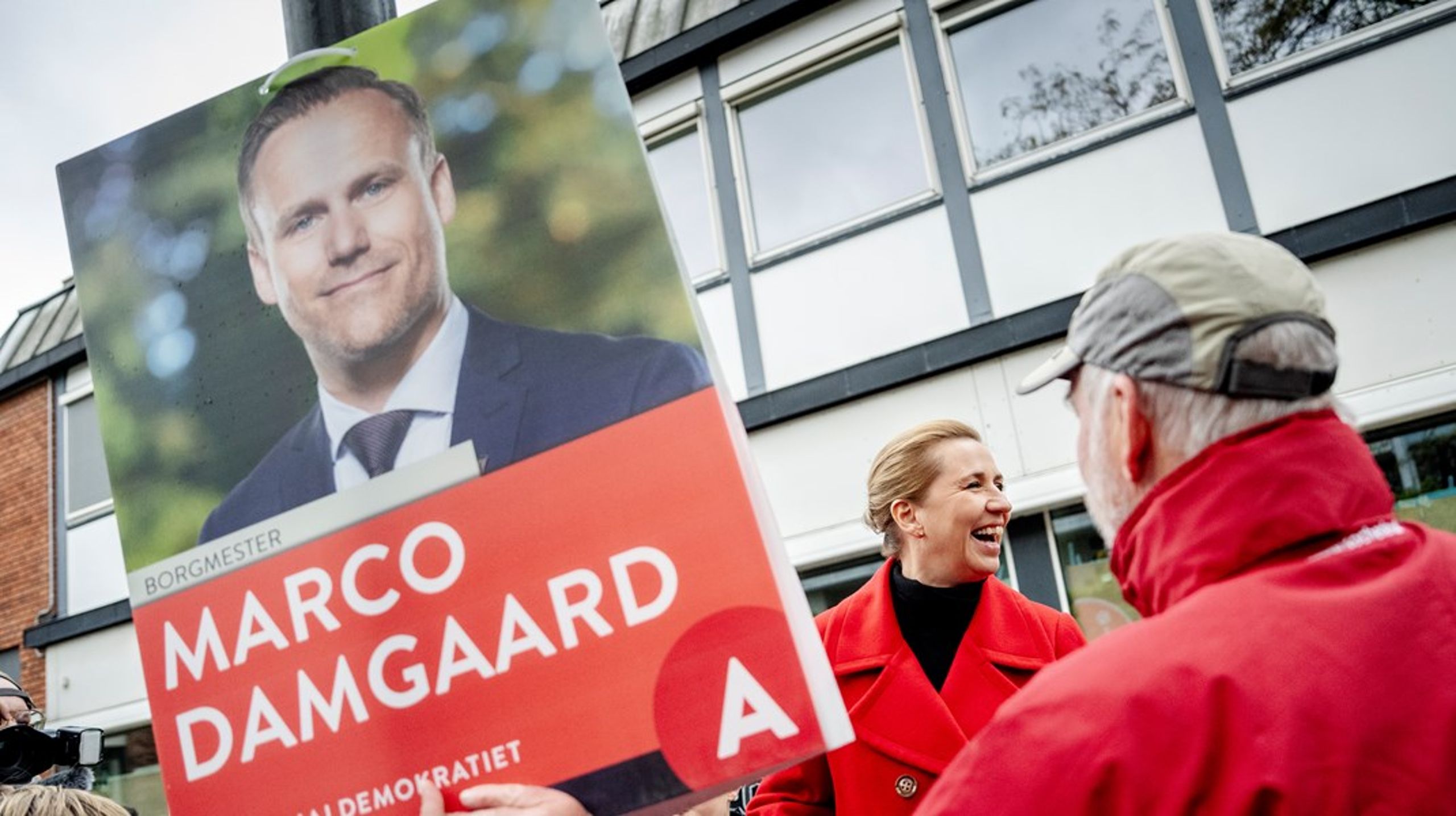 Til kommunalvalget var statsminister Mette Frederiksen med til at sætte Marco Damgaards valgplakater op i Herlev Kommune. Han blev genvalgt som borgmester for Socialdemokratiet.&nbsp;