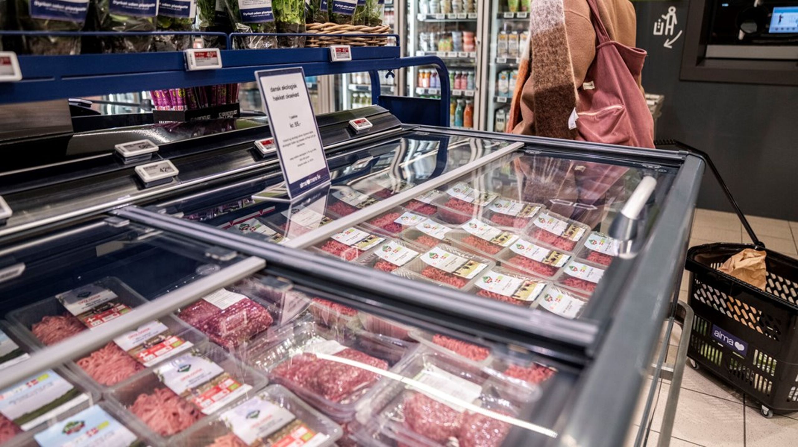 Gratis pølser på havnen og oksekød bag lås og slå i supermarkedet. Det er ikke bare valgkamp eller brok. Det var et billede på, hvor dansk politik og dansk hverdag mødes lige nu, skriver Ali Aminali.