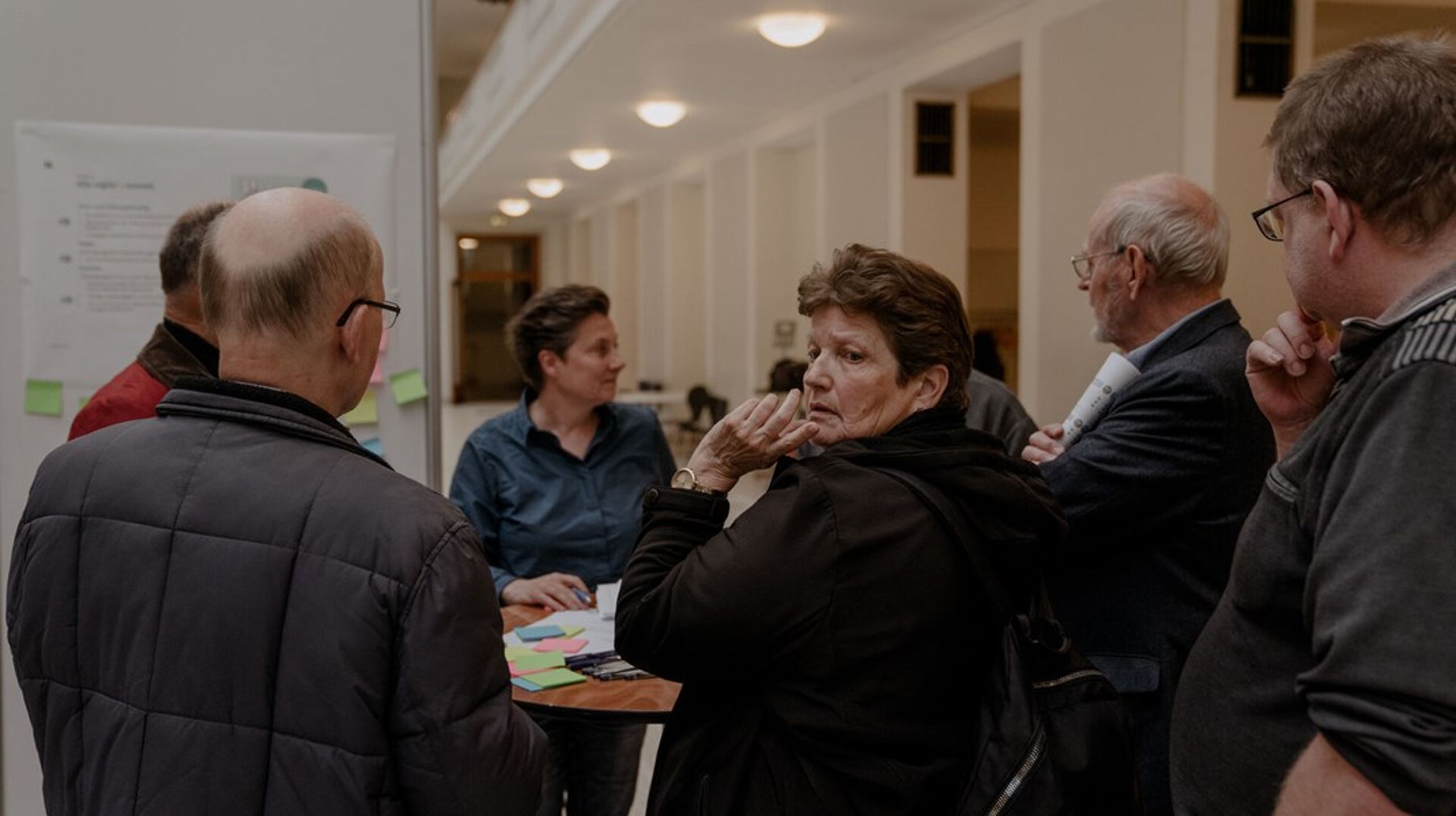 Lige nu er der næsten dobbelt så stor sandsynlighed for at møde en person over 60 år end en under 40 år, hvis du møder op til et medlemsmøde i en demokratisk virksomhed, skriver ti unge i et demokratisk netværk.