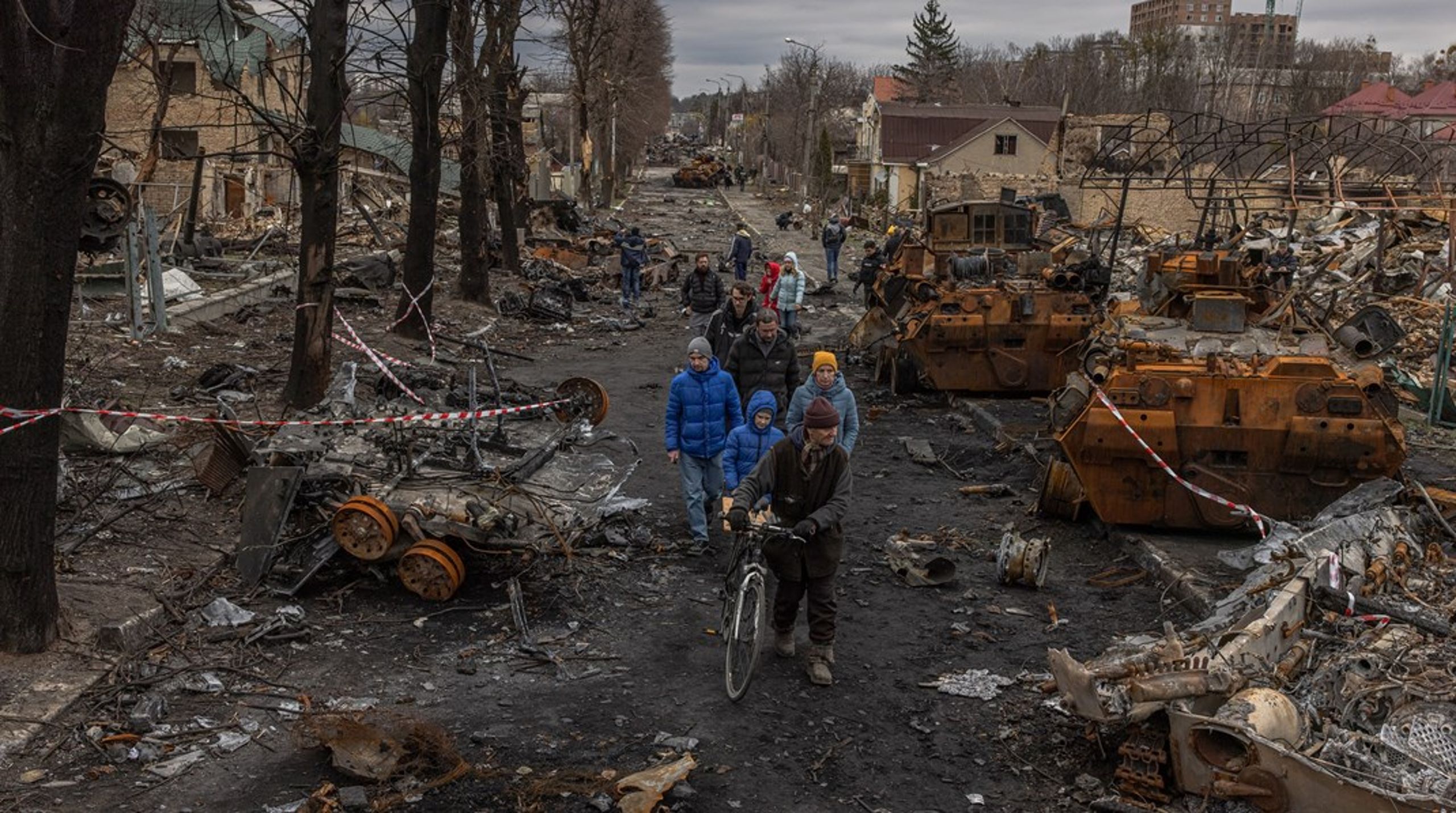 Hovedgaden i Butja i april 2022, kort efter at de russiske styrker har forladt byen. I løbet af en måneds besættelse blev flere hundrede civile dræbt