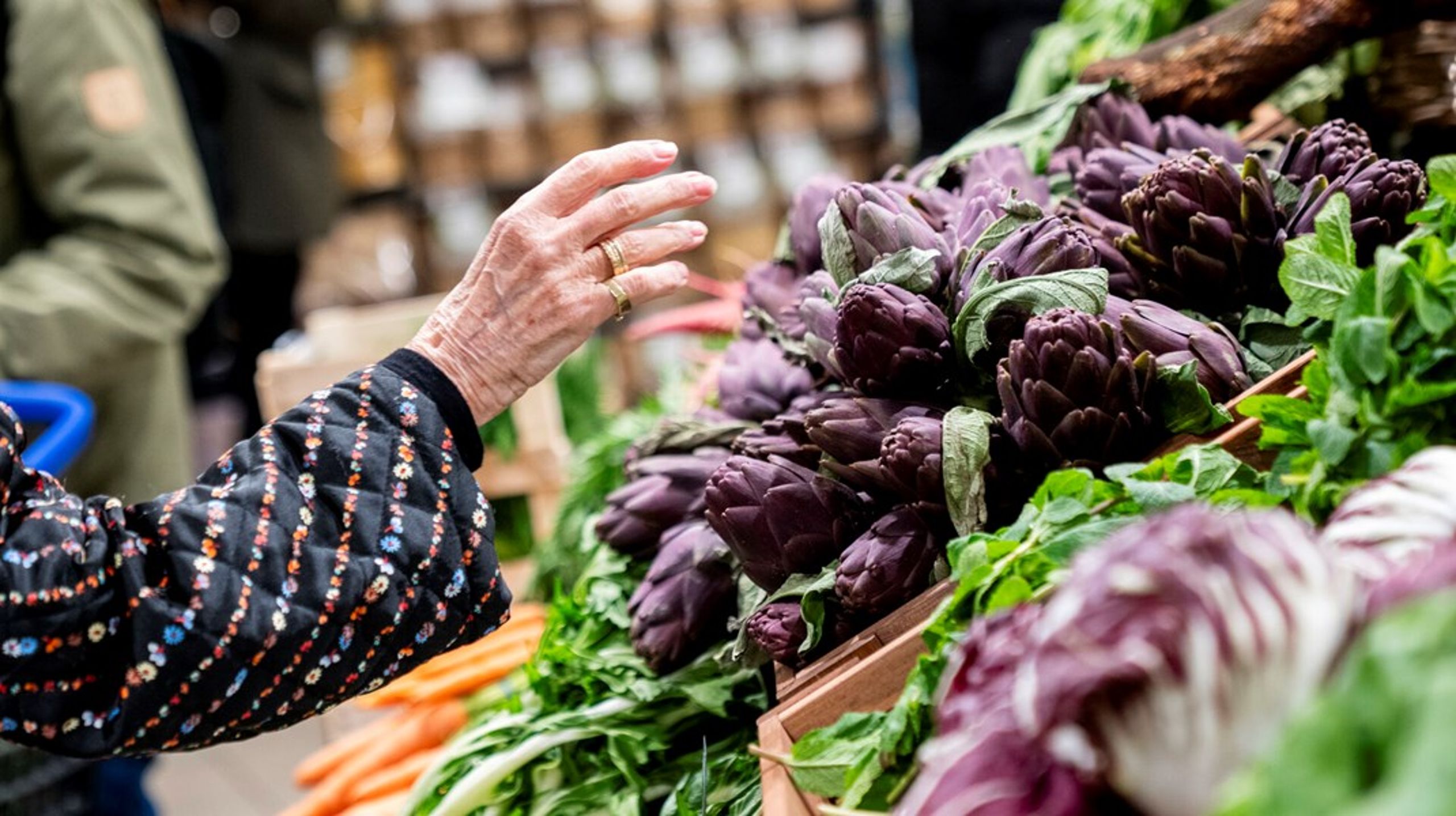 Regeringen vil sænke momsen på fødevarer. Enten skal momsen ned på fødevarer generelt, eller også vil regeringen helt fjerne momsen på frugt og grønt.