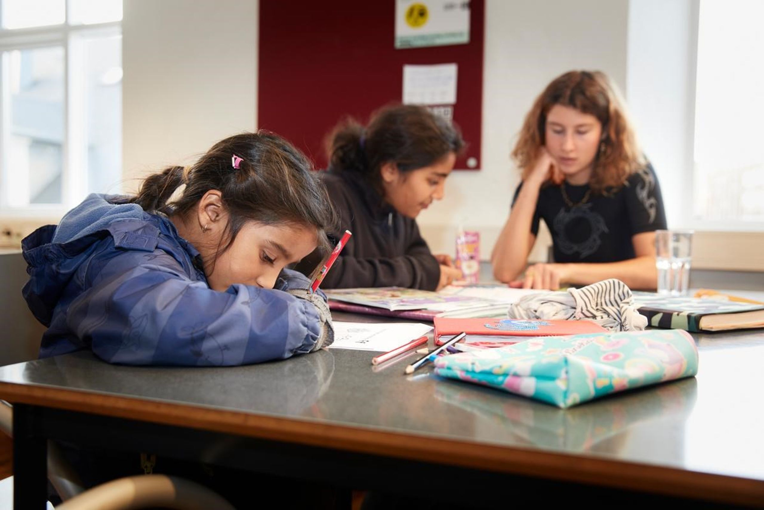 Frivilligdrevet lektie- og studiehjælp til børn og unge med flygtningebaggrund er en af de allerbedste forretninger for samfundet. Det viser i hvert fald en udregning, som Dansk Flygtningehjælp har lavet, med inspiration fra den Socialøkonomiske Investeringsmodel. Regnestykket skal bruges som oplæg til at tale om frivillighed på andre måder end de mest gængse. I sidste ende er udregningerne et argument for at allokere flere af samfundets ressourcer til civilsamfundet - fordi det kan betale sig. Fotos i artiklen er fra Flygtningehjælpens indsatser.