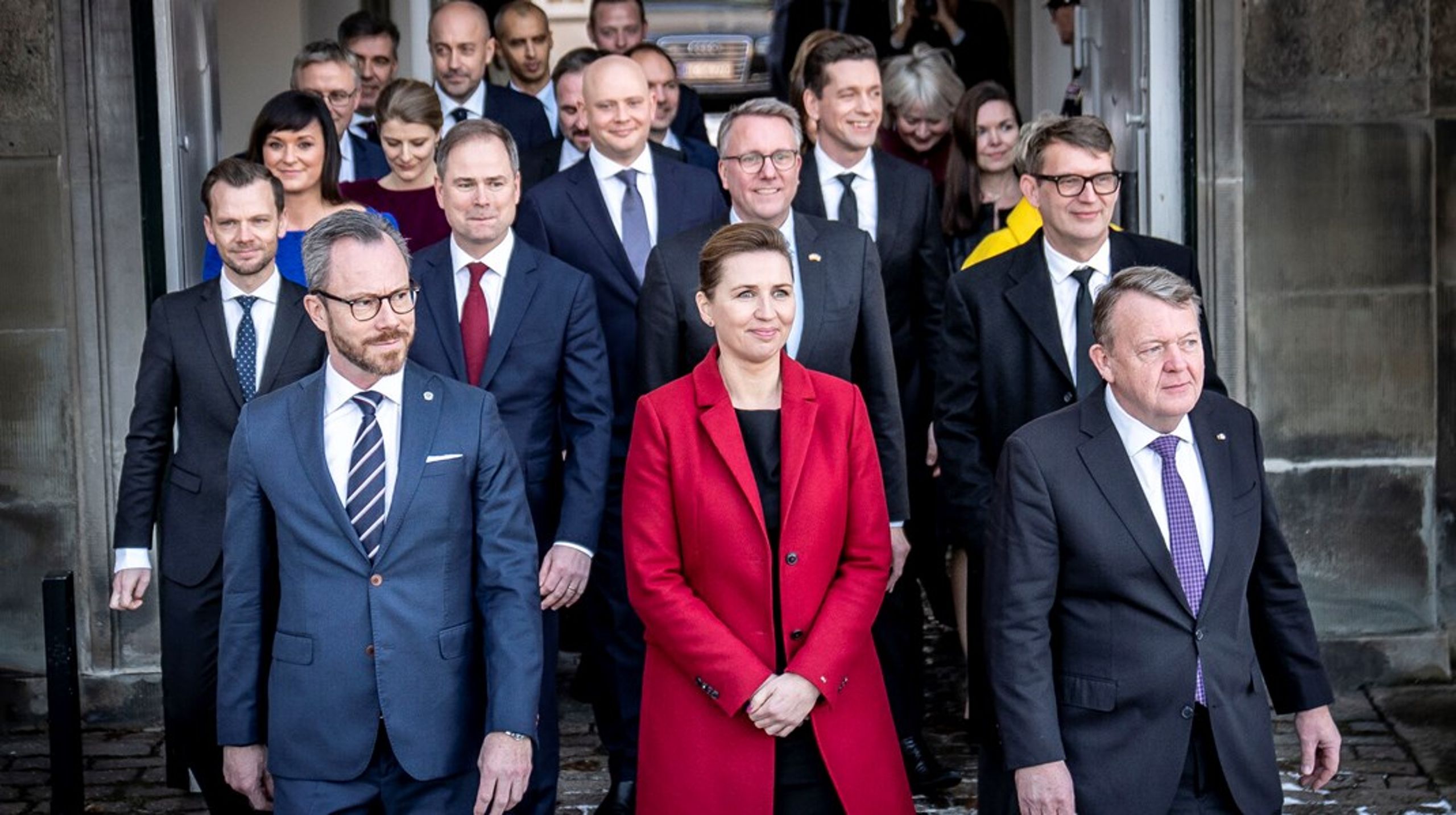 Der gik ikke lang tid fra ministrenes&nbsp;første dag på jobbet i SVM-regeringen til, at vælgerne vendte tommelfingrene nedad.