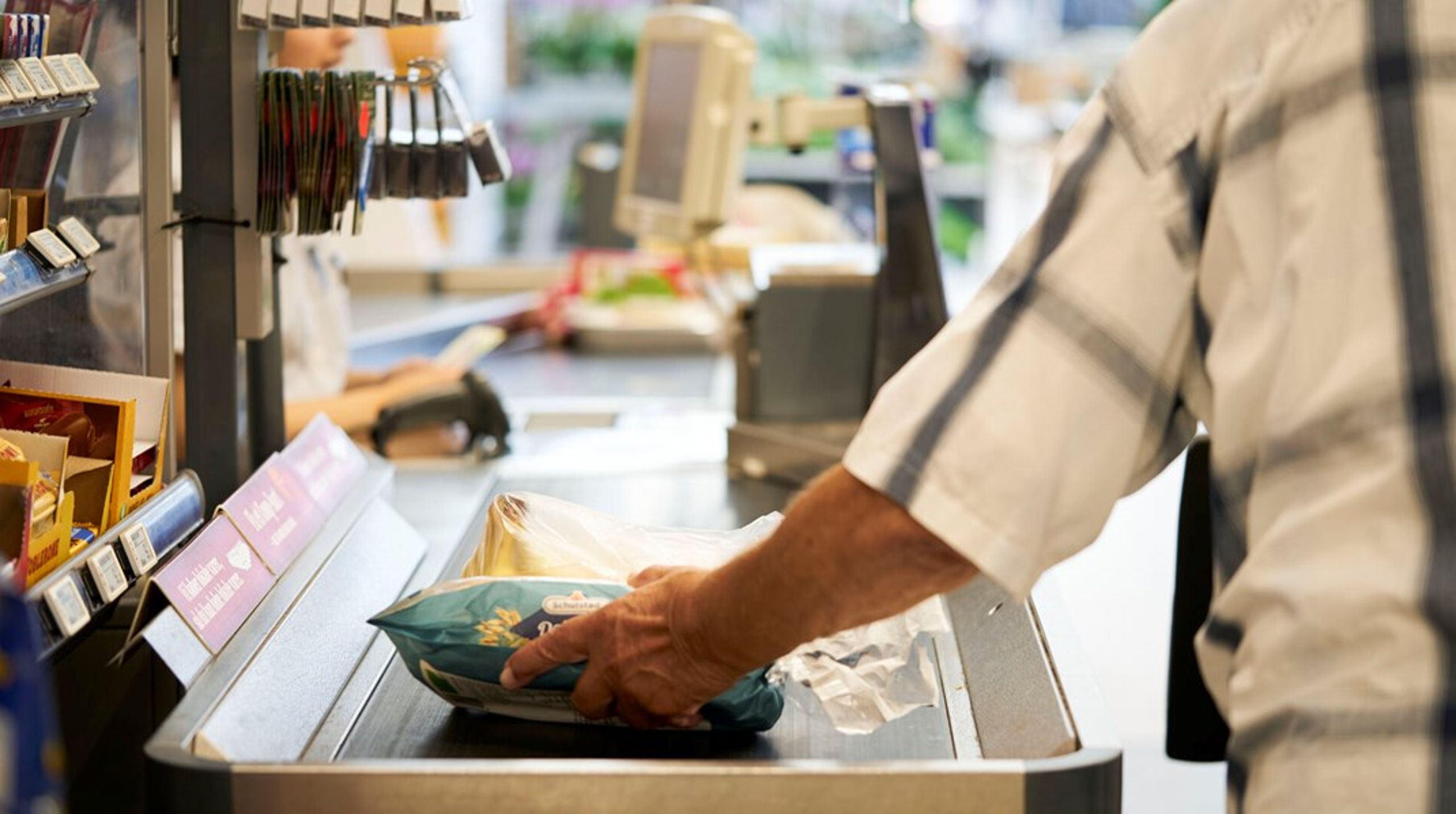 Regeringens bebudede fødevarecheck skal hjælpe mennesker, der kæmper med madbudgettet. Men ingen holder øje med, om pengene bruges på noget andet.