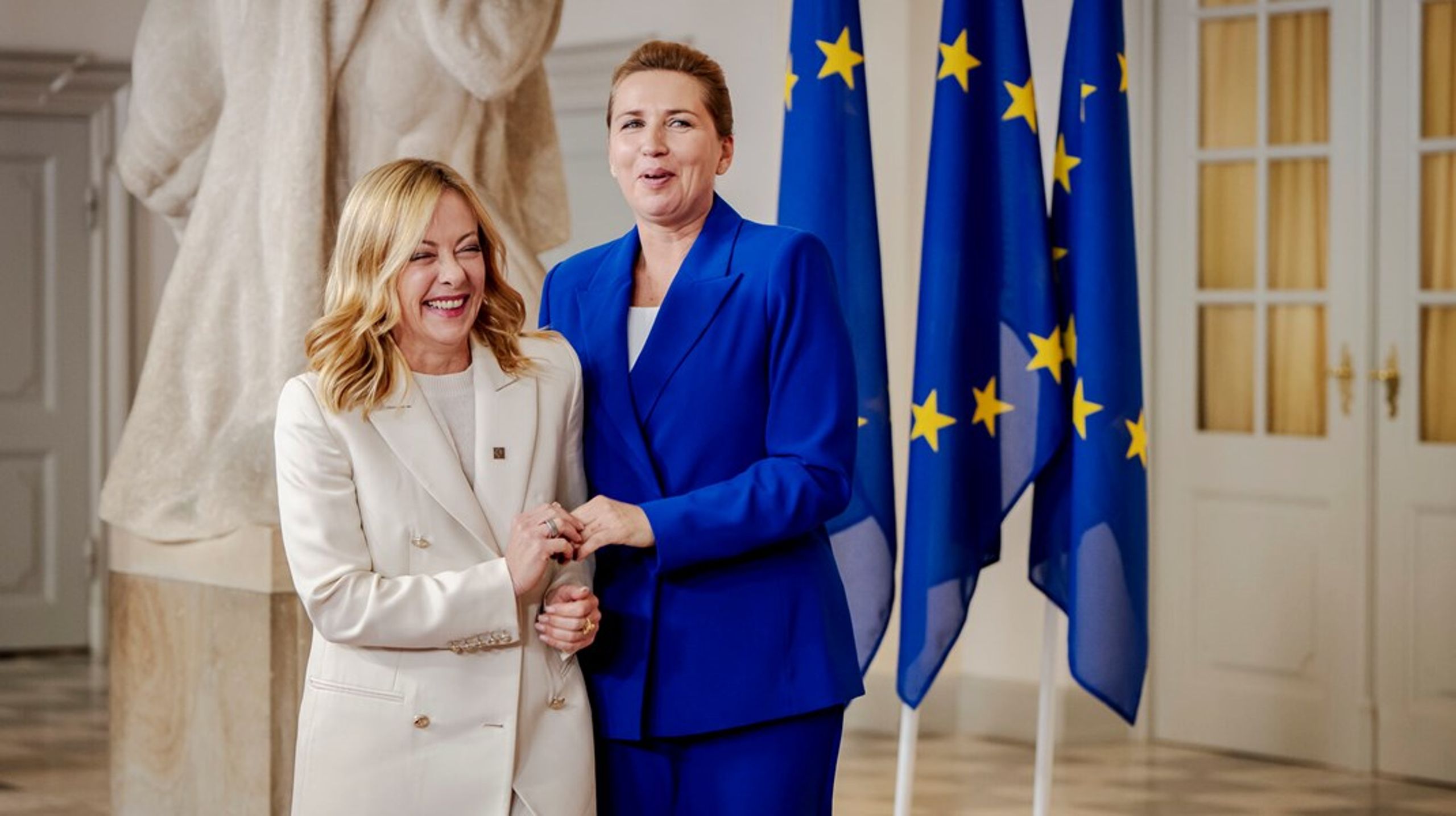 Mette Frederiksen (S) arm i arm med Italiens premierminister Georgia Meloni fra landets mest højreorienterede parti "Italiens Brødre"
