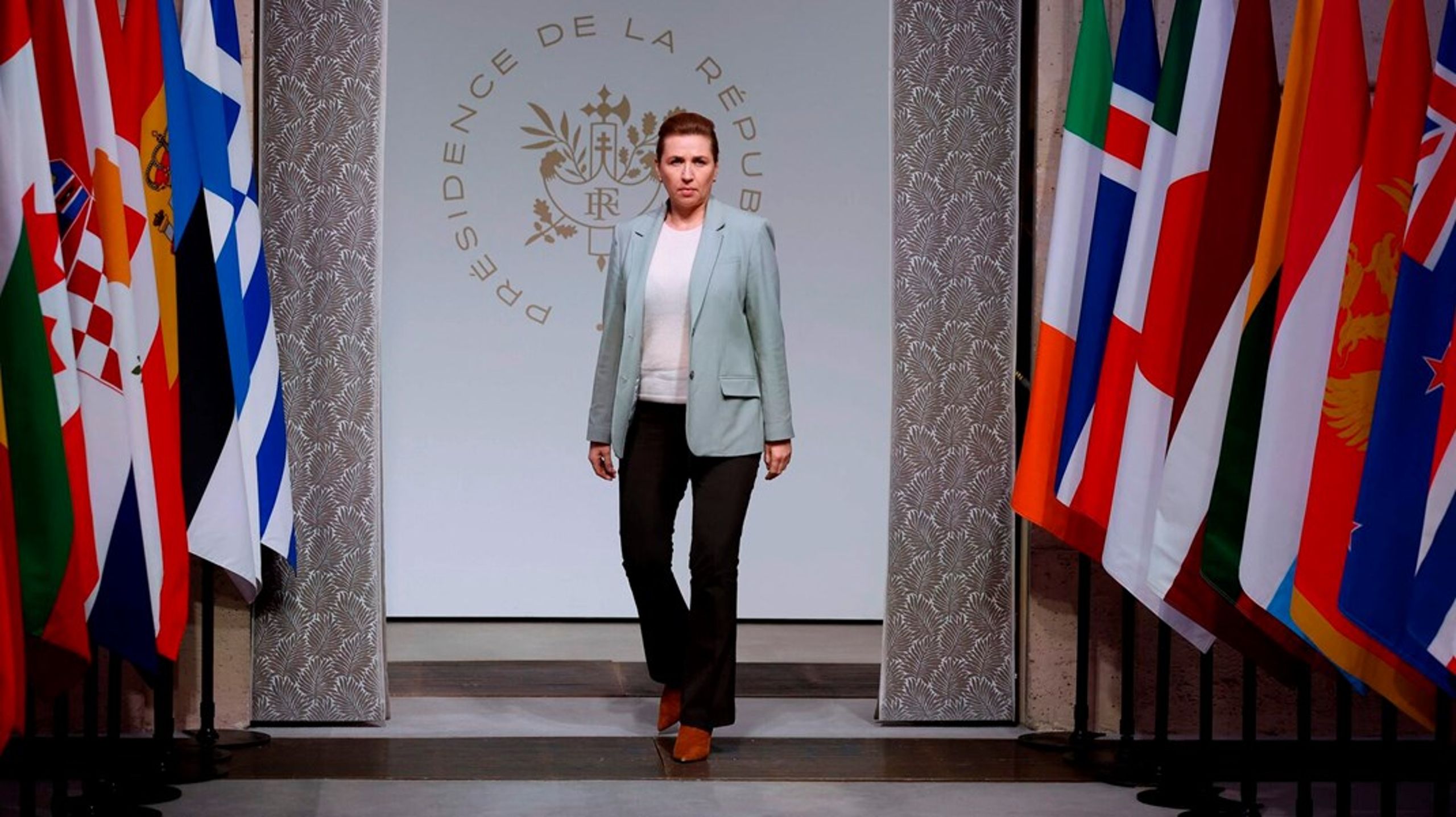 Statsminister Mette Frederiksen (S) fik opbakning fra lederne af de største europæiske lande, da hun ankom til at topmøde om Ukraine i Paris tirsdag. Men de fleste tøver med at kritisere præsident Trump på et tidspunkt, hvor det er afgørende for Europa at få amerikanske sikkerhedsgarantier til Ukraine.