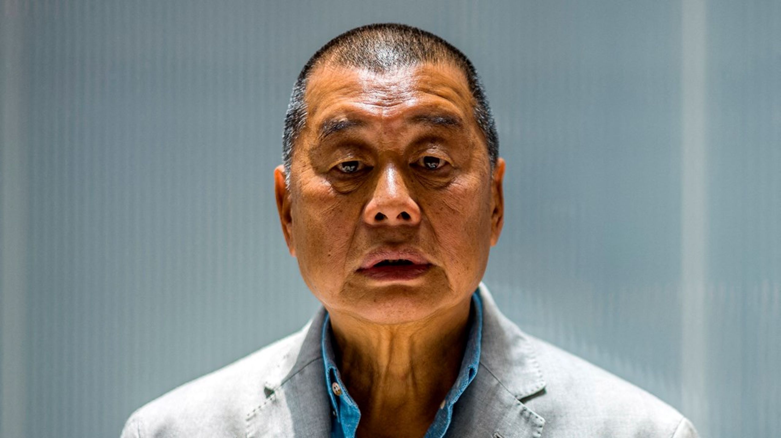 Repræsentanter for den danske ambassade i Beijing bør være til stede for at kunne tage afstand fra den forventede lange fængselsstraf mod Jimmy Lai i midten af januar, skriver Viggo Fischer.&nbsp;