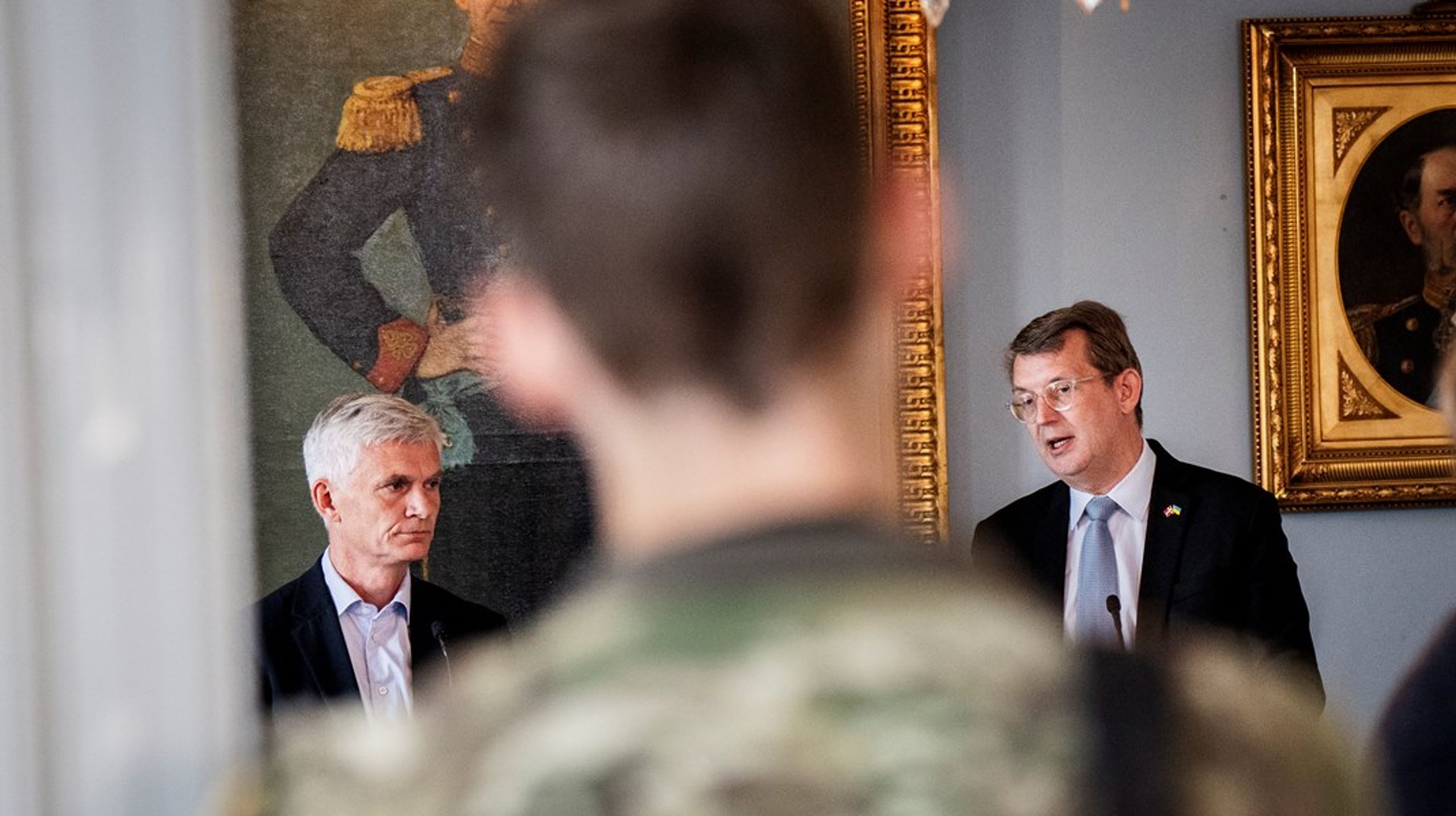 Et lovforslag fra forsvarsminister Troels Lund Poulsen (V) skal styrke tilsynet med Forsvarets Efterretningstjeneste, der har Thomas Ahrenkiel som chef (t.v.). Flere aktører tvivler dog på, at reglerne og kontrolsystemet lever op til menneskeretten.
