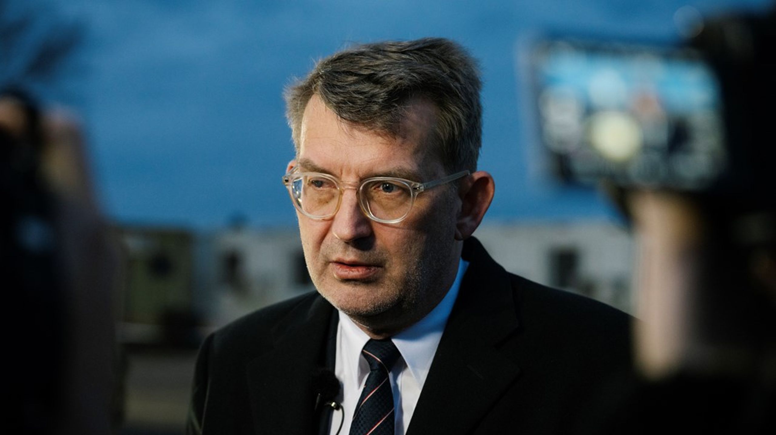 V-toppen har længe arbejdet efter fortællingen om at have skabt masser af blå resultater i et rødt folketingsflertal. Den fortælling smuldrer, hvis Venstre smækker med døren og giver op få måneder før et valg, skriver Helle Ib.