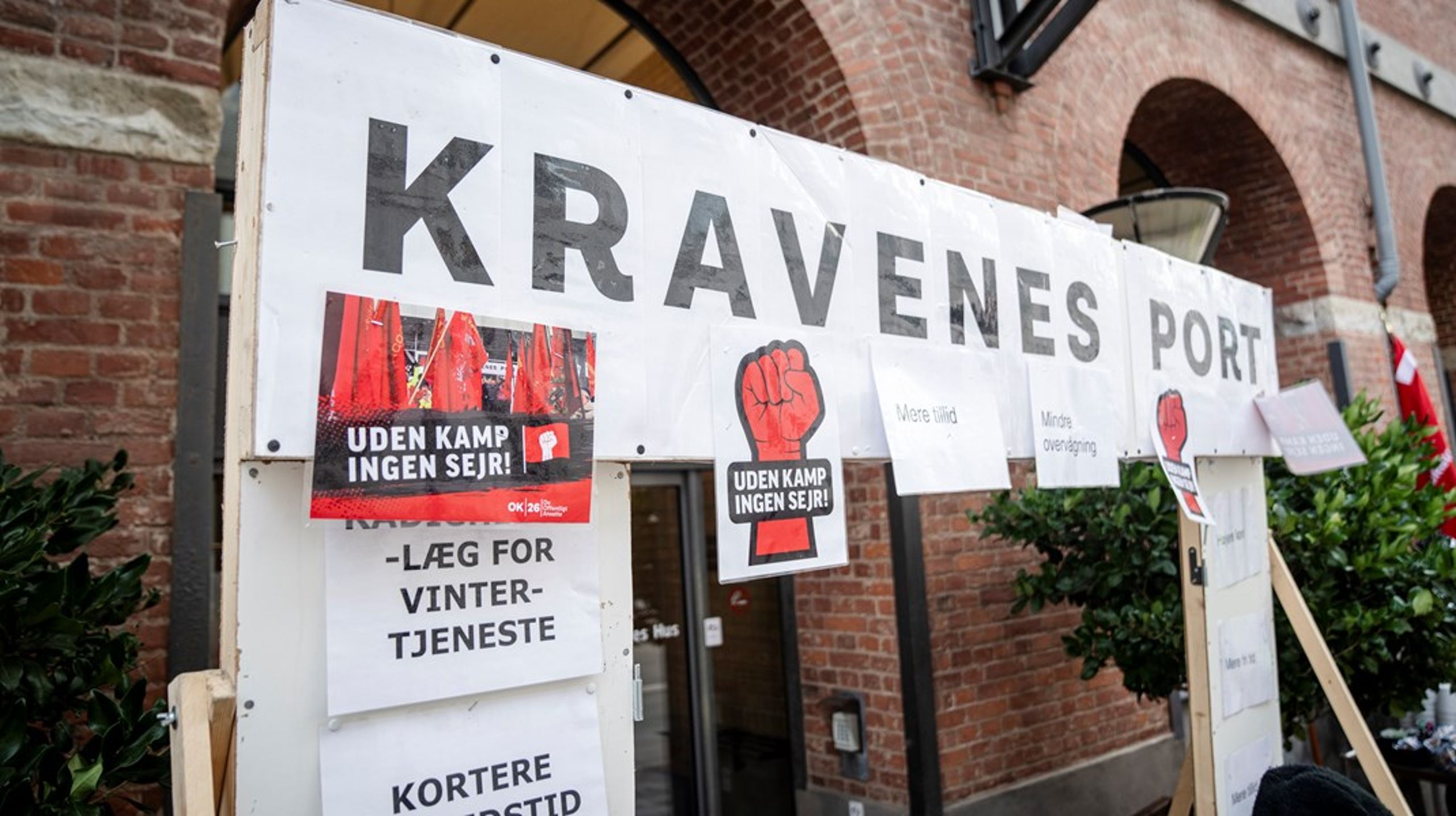 Overenskomstforhandlinger i det offentlige foregår i ligeså høj grad mellem de ansattes fagforeninger som mellem fagforeninger og politikerne. Her ses fra sidste uge&nbsp;"kravenes port" , som fagforeningerne traditionelt set sætter op, når forhandlingerne starter i regioner og kommuner.